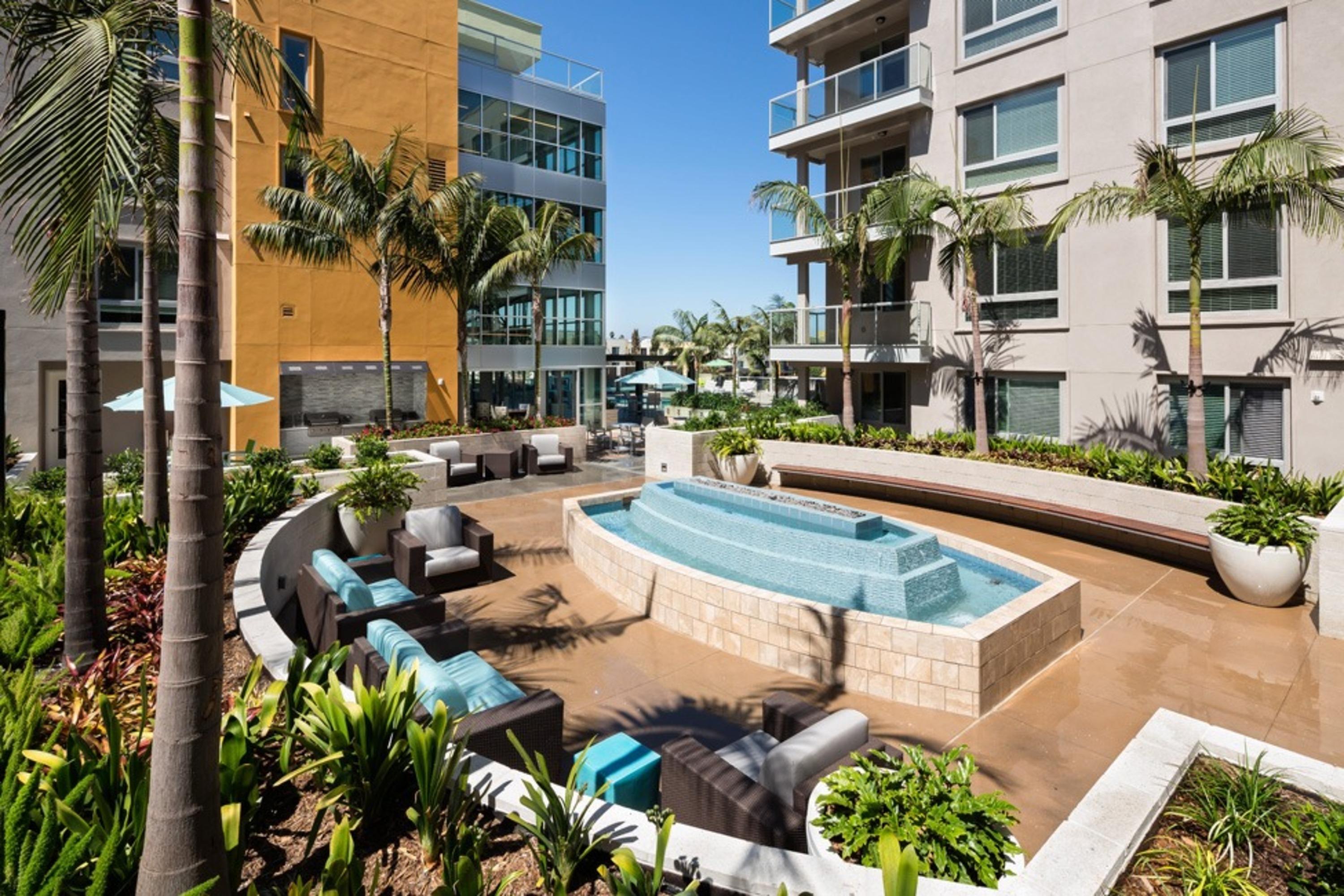 Upscale Condo with Pool & Lounge Access