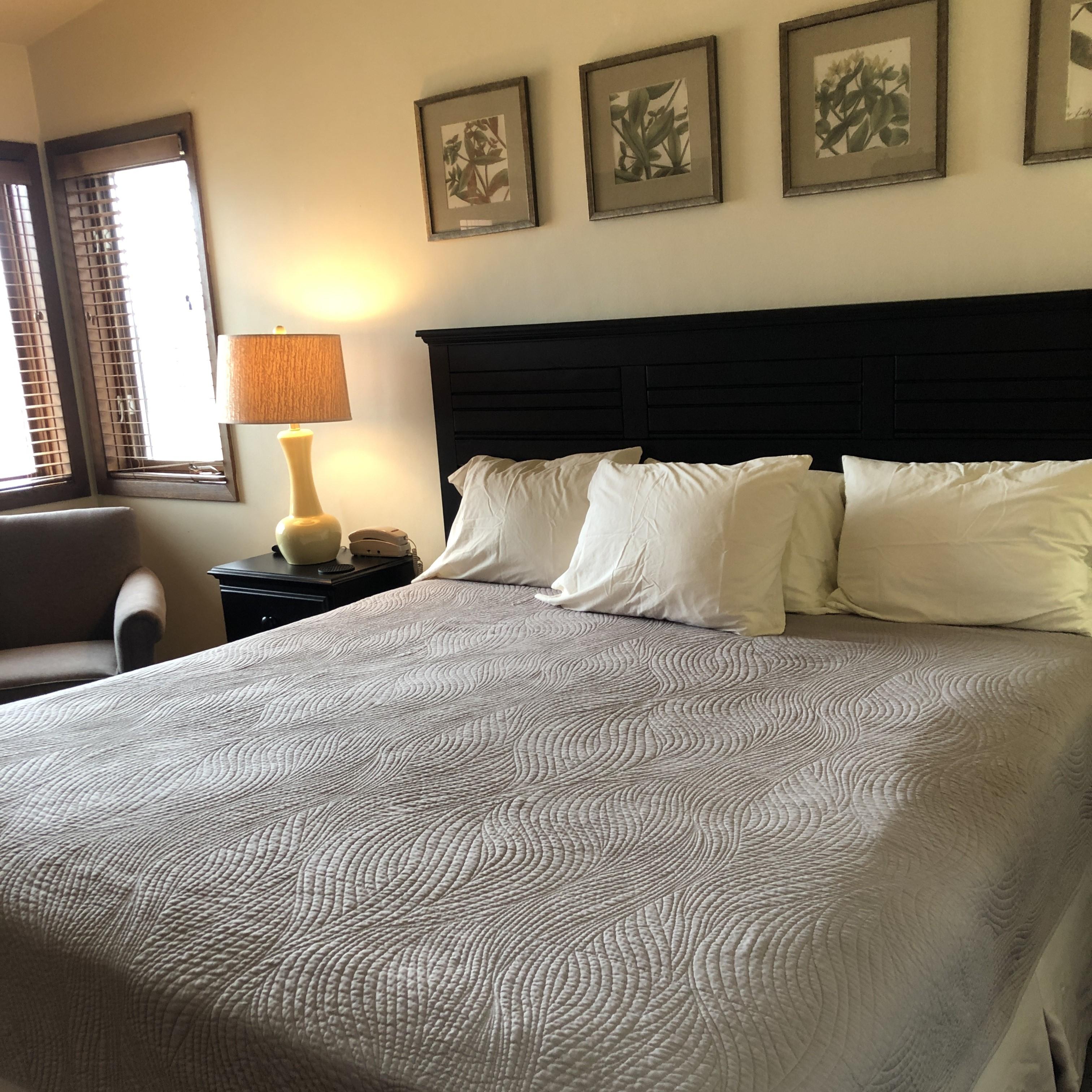 3BR Condo with Fireplace, Balcony, & Lakefront Access at The Rushes