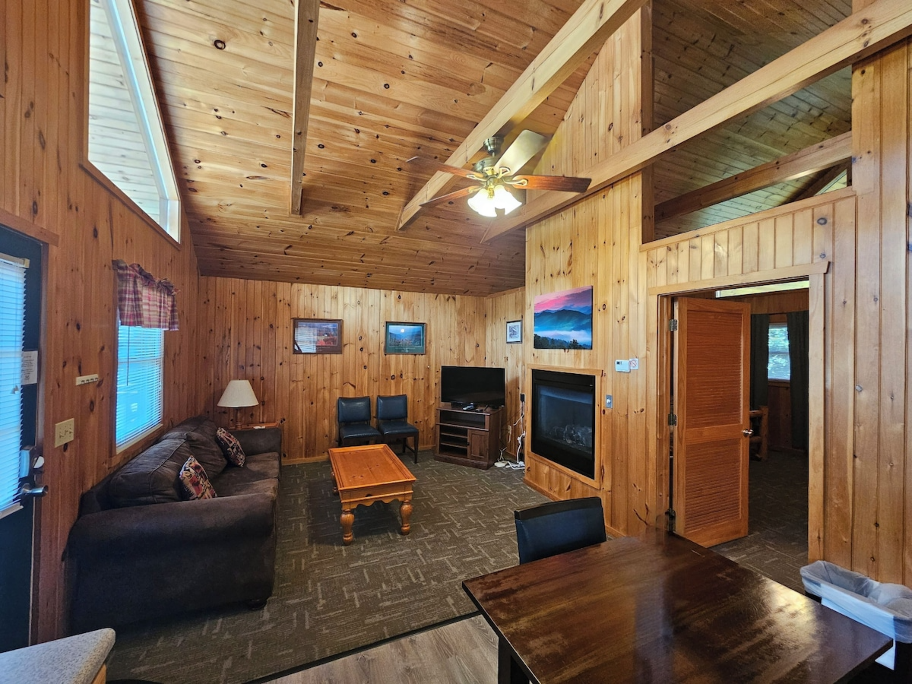 Cozy Creek – 1BR King Cabin Retreat