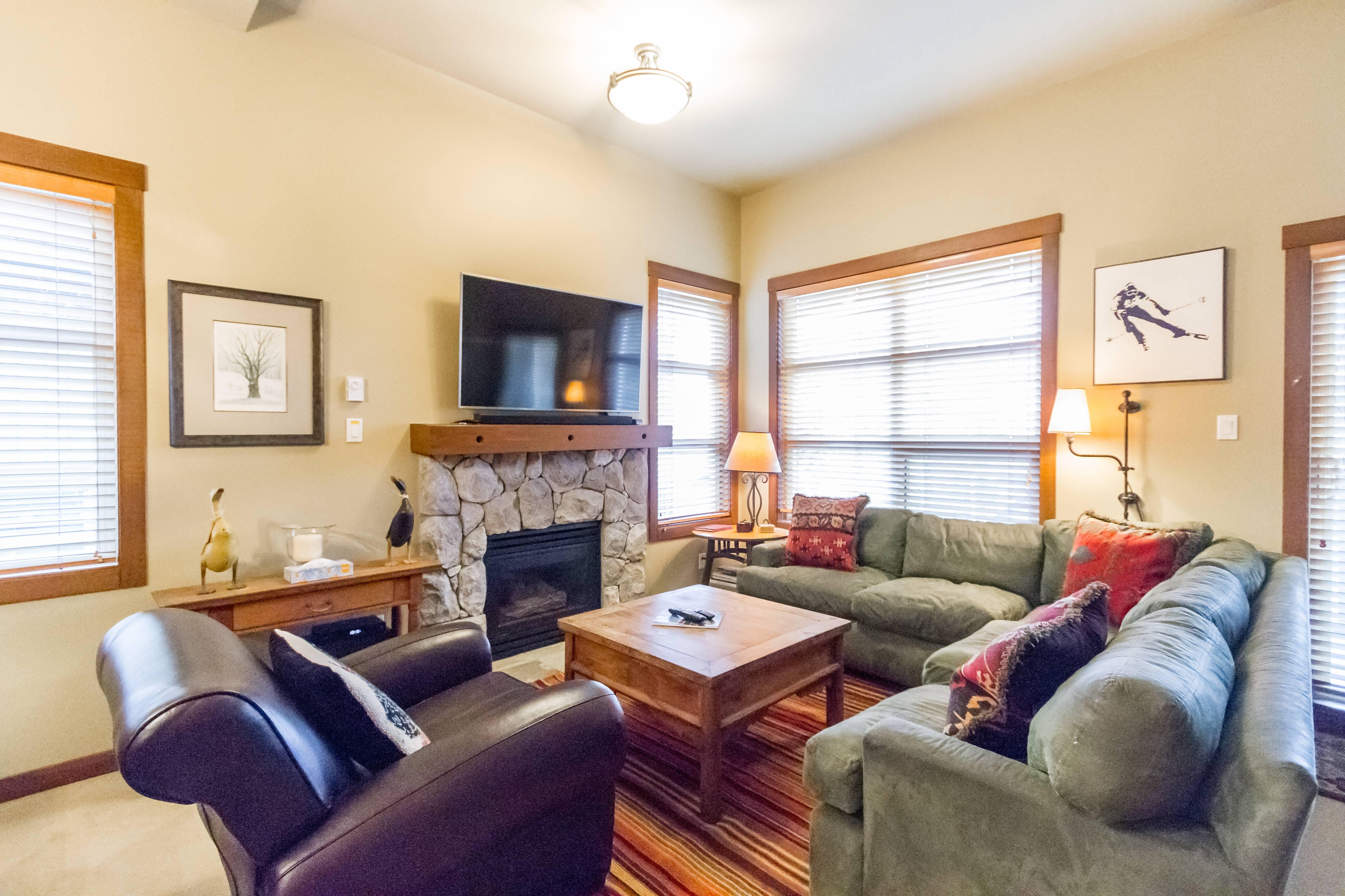 Ski in Ski out Minutes from Village, Private Hot Tub Sleeps 6 Free Shuttle 2