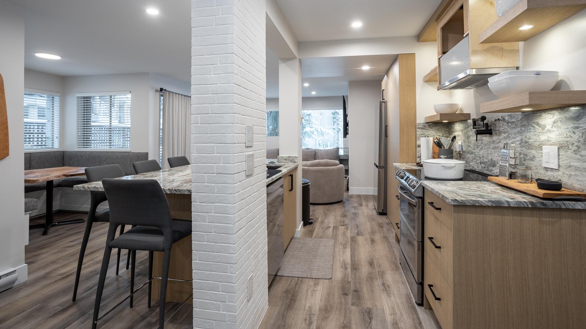 Fantastic Location Spacious 4 Bed, Village Location Shared Hot Tub 5