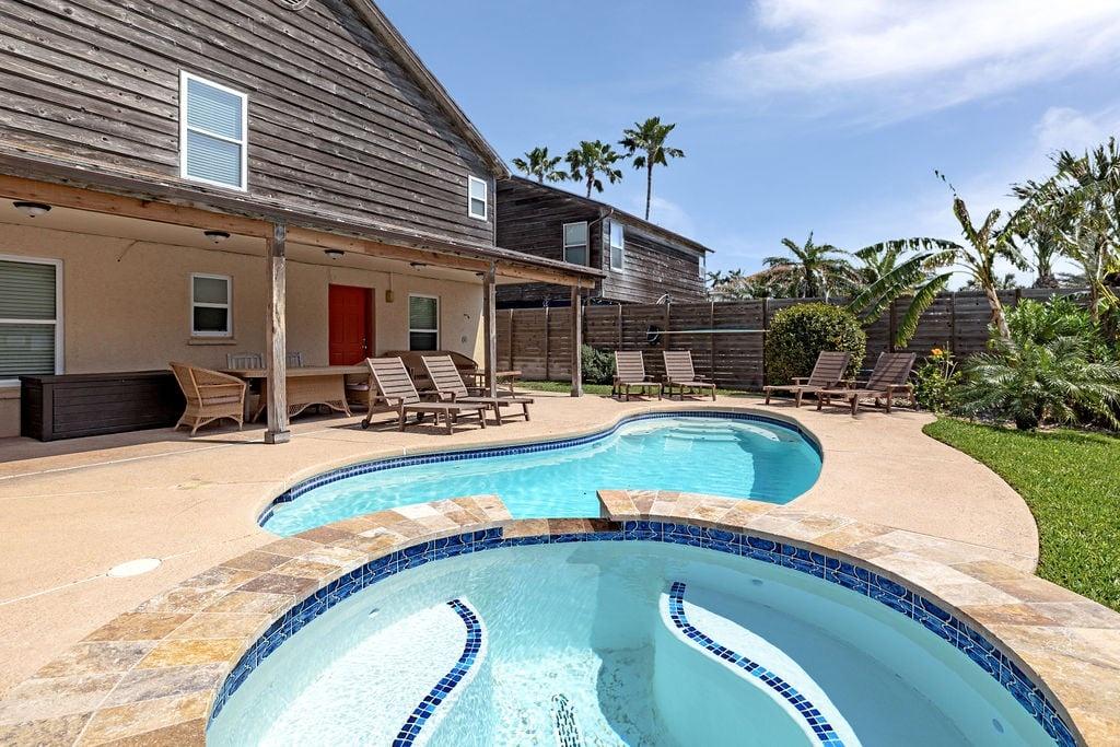 121 E. Bahama 5 Bedroom Home