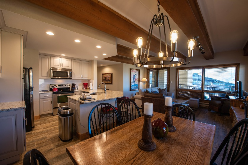 Mountain-Contemporary 2 Br Plaza Condo - No Cleaning Fee! 2 Bedroom Condo