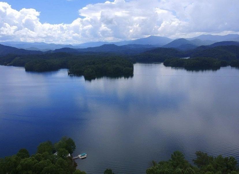 Bear's (View) Mountaintop Home with Gorgeous Lake Views 3 Bedroom Home