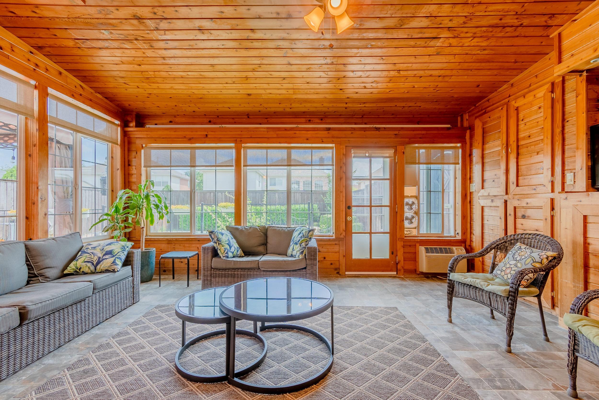 Discount included! Newly Renovated Home with Spacious Interior & Backyard Pool - Perfect for Families! 6 Bedroom Home