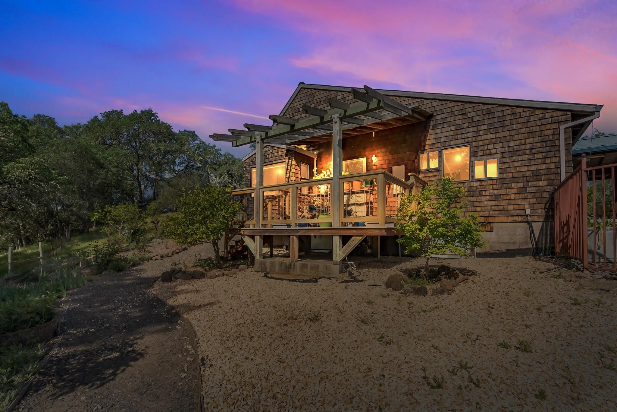 Healdsburg Home with Magnificent Vineyard View 2 Bedroom Home