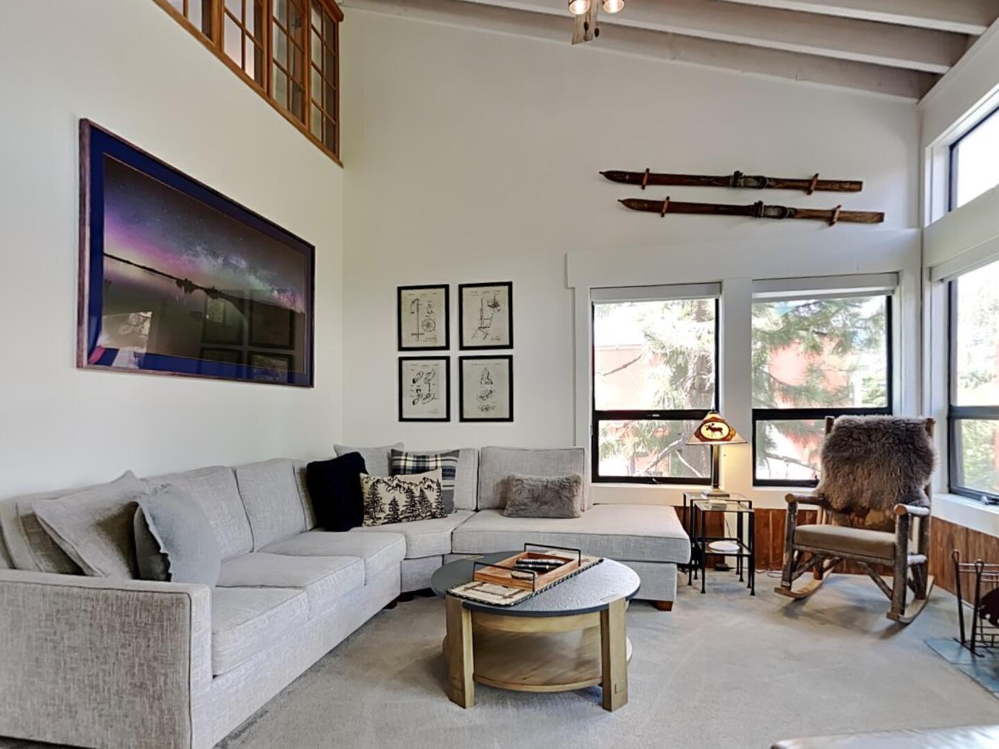 Spacious SLOPESIDE 4BR/3BA with 3 Spas, Pool and Sauna - Perfect for Family and Friend Getaways All Year Round (1849 Condos 693) 4 Bedroom Condo