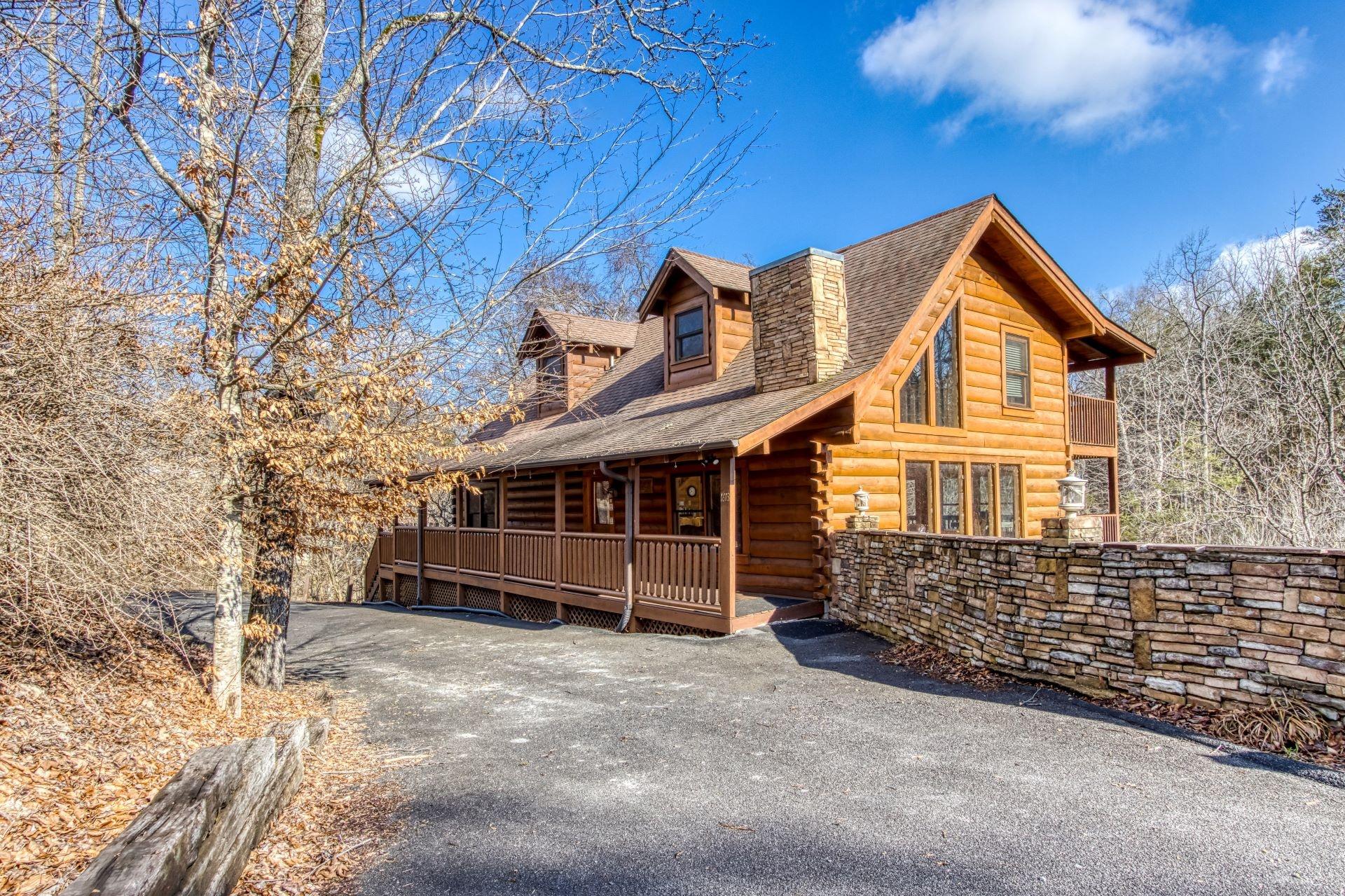 The Wildlife Lodge - GREAT LOCATION! CLOSE TO TANGER OUTLETS! 5 Bedroom Cabin