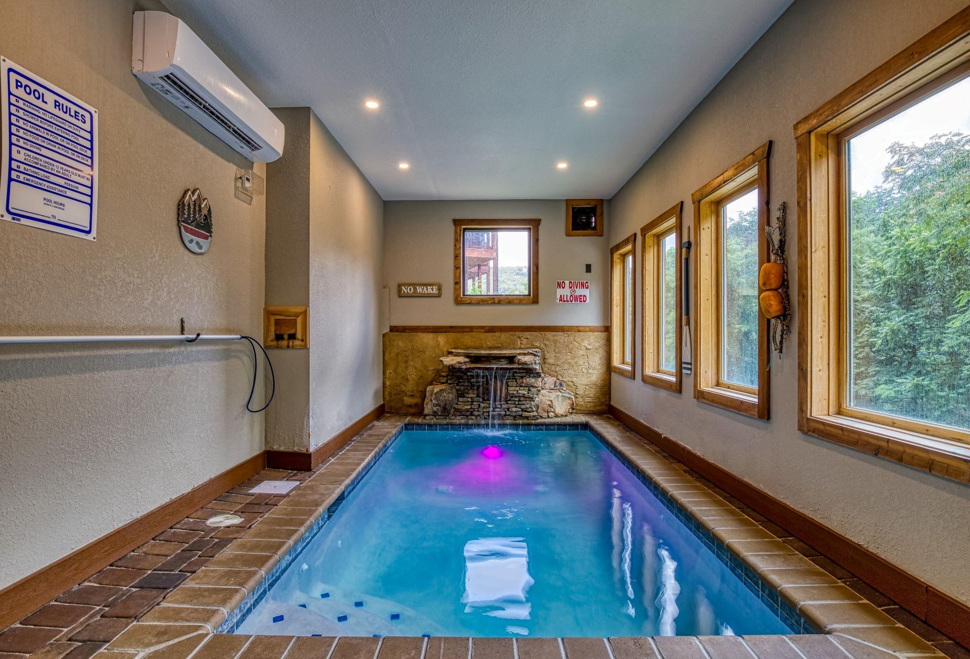 ERN841 - SWEET FEET RETREAT - LOCATION, LOCATION, AND PRIVATE INDOOR POOL! 2 Bedroom Cabin
