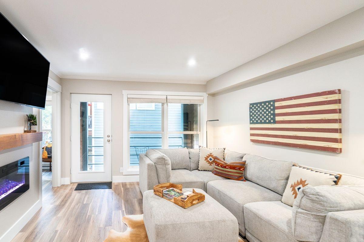 Perfect Location! King Bed, Full Kitchen, Walk to Gondola 2 Bedroom Condo