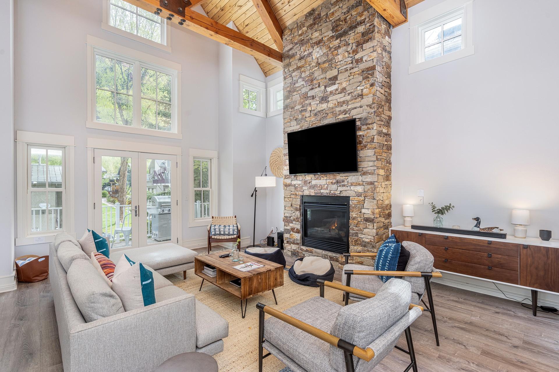 Lux Home w/ Gas Fireplace, Hot Tub, 8 min to lift 7 | Bunk Room for Kids! 4 Bedroom Home