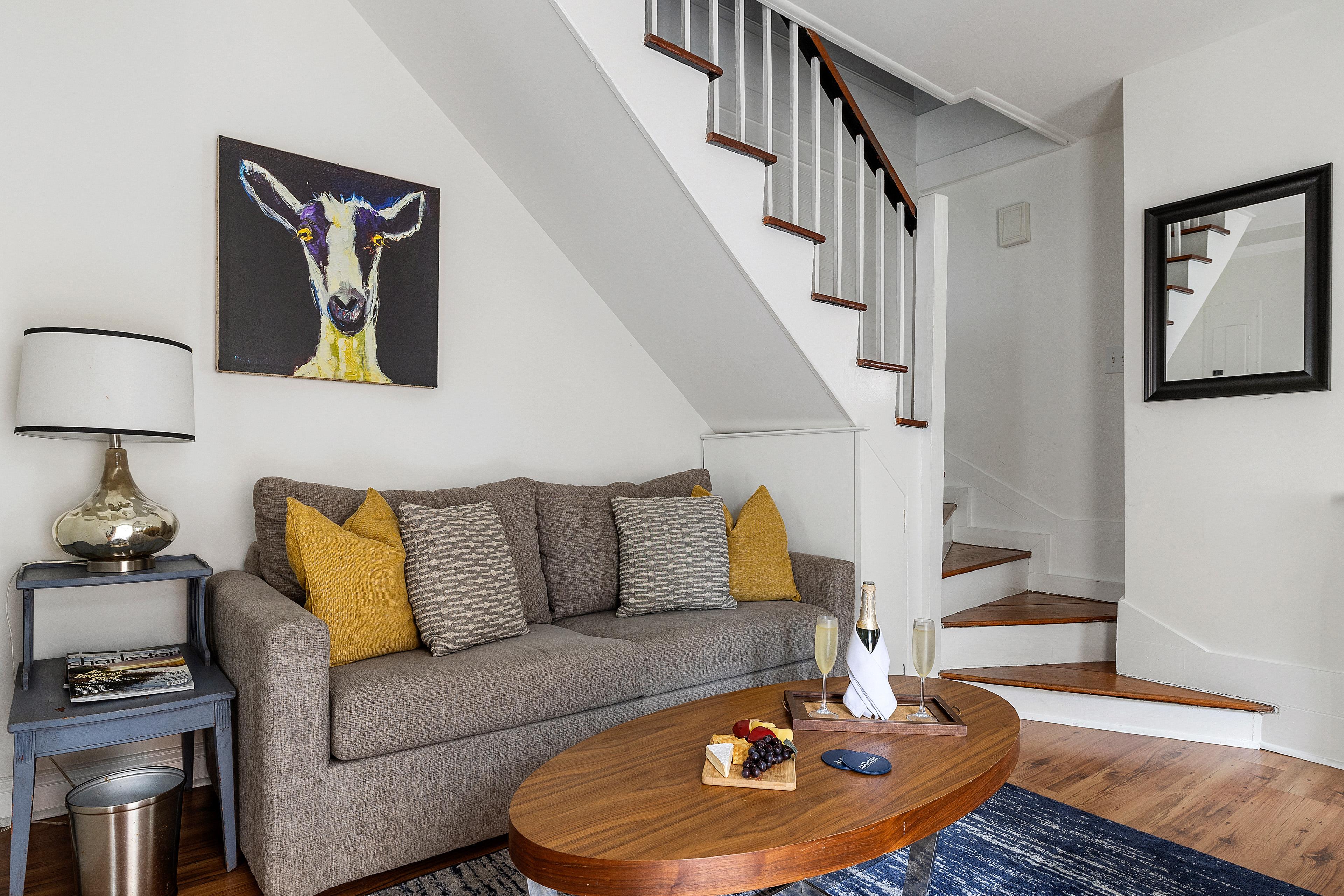 Historic Elegance With Modern Comforts And Veranda - Charming Sanctuary - Charleston, SC