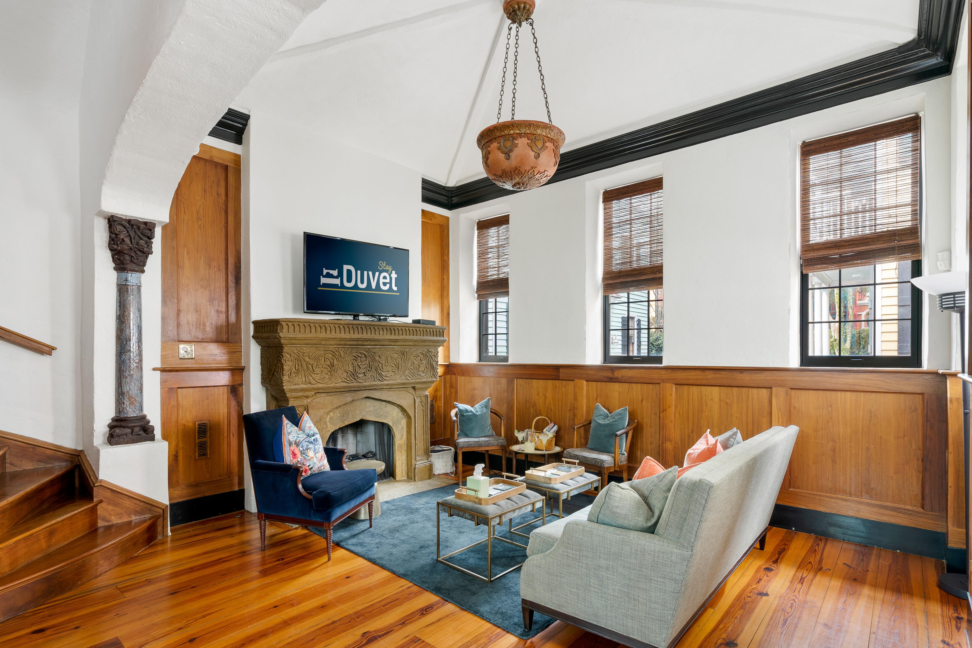 Spanish-inspired Gem With Jacuzzi And Modern Kitchen - Elegant Retreat - Charleston
