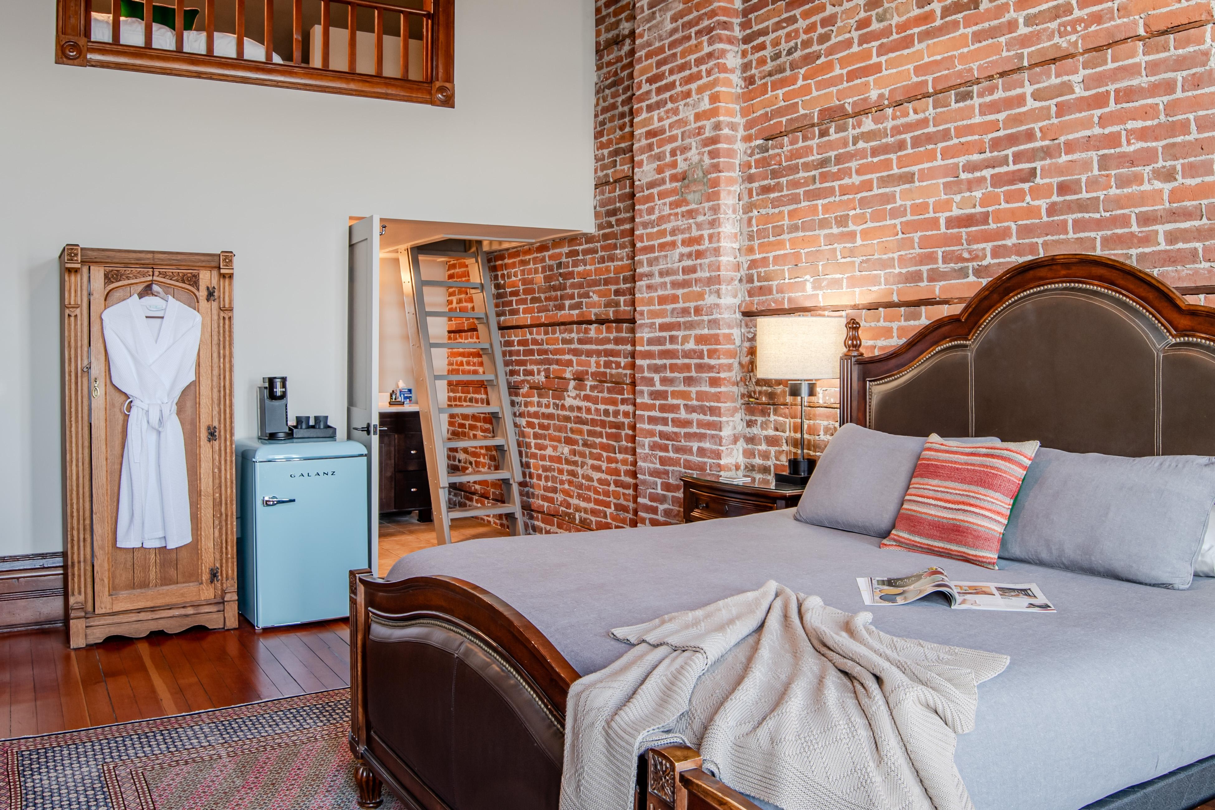 Room 203 Water View at The Belmont Hotel 5