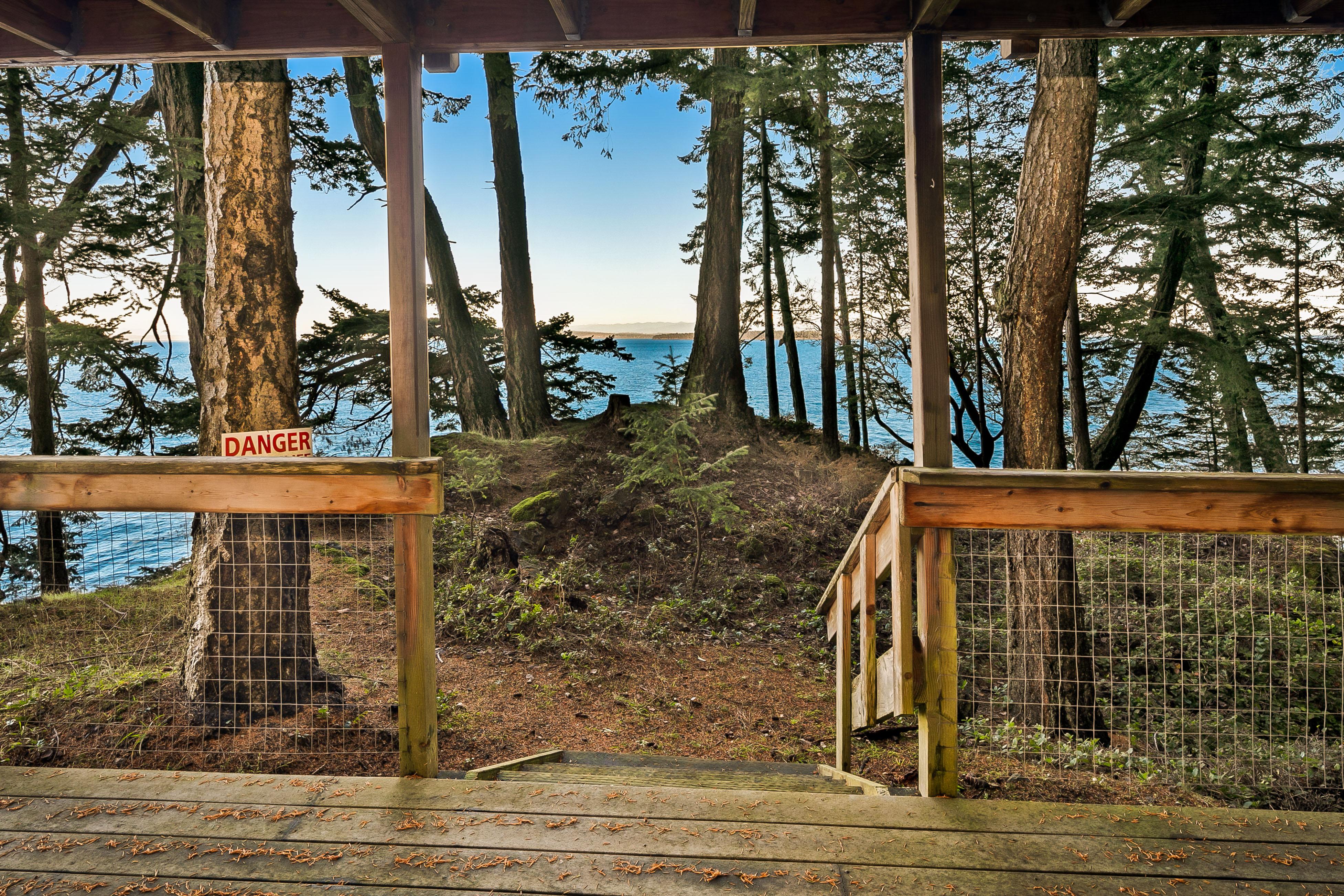 Whale View Waterfront Cottage 6