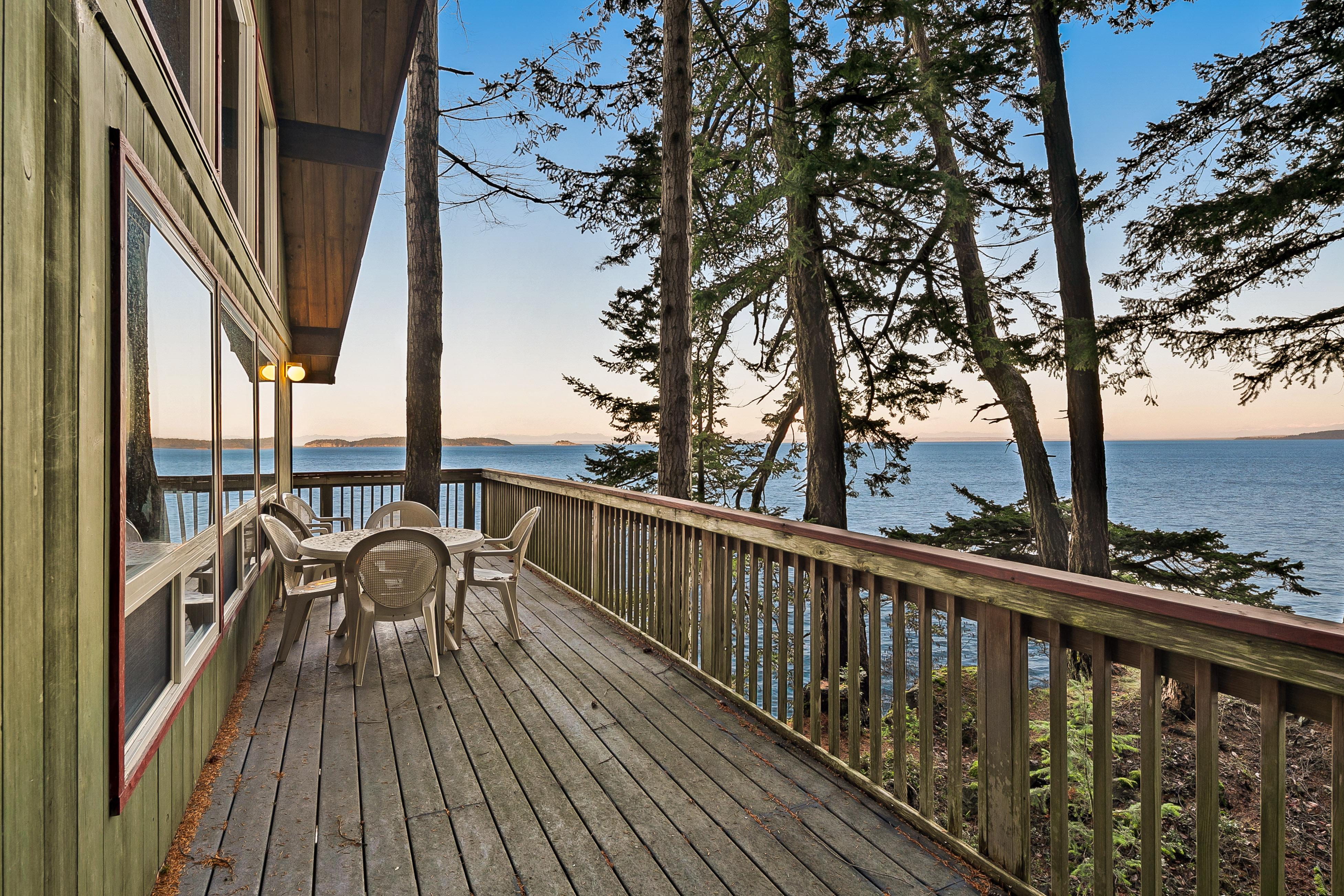 Whale View Waterfront Cottage 4