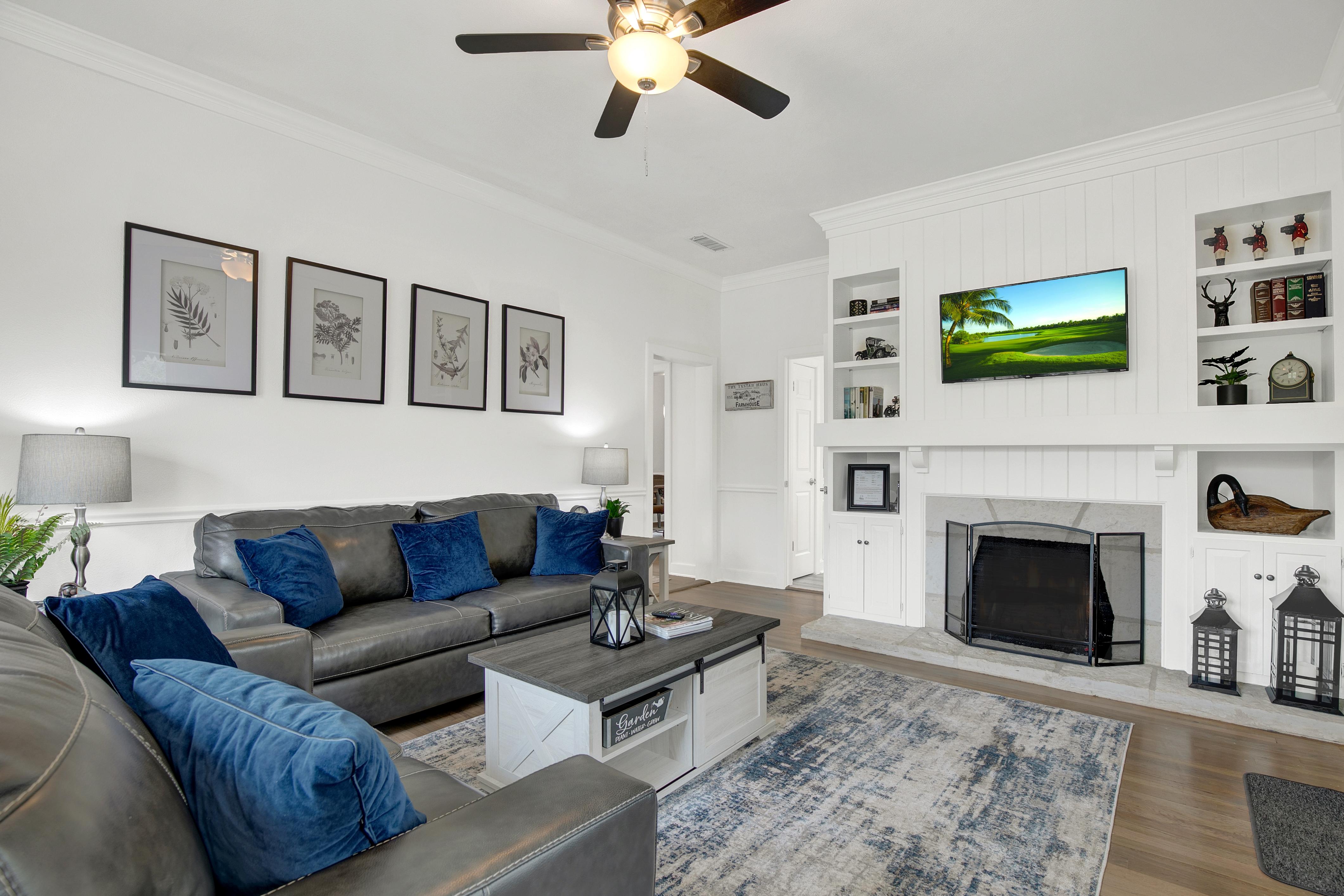 Awesome Haus with Gameroom, 4Blks to Center of Town!