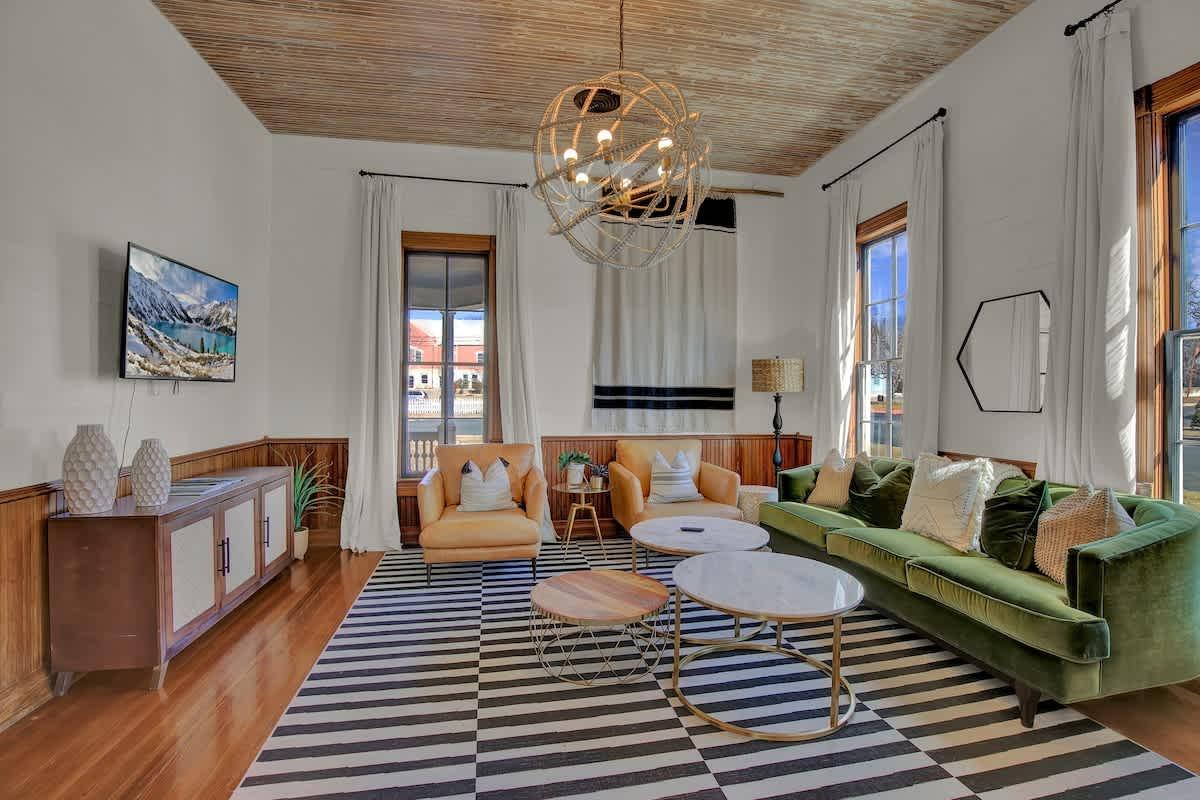 Gorgeous Home 1 Blk from Main with Hot Tub & Fire Pit!