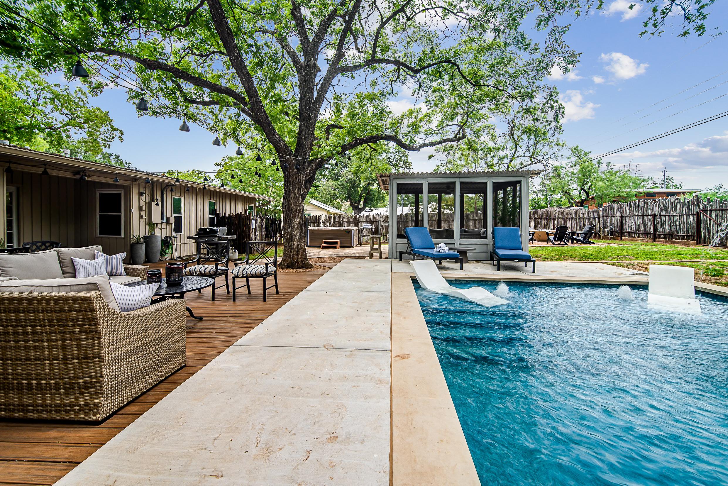 Backyard Oasis w/Pool, Hot-Tub, Grill & Fire Pit!