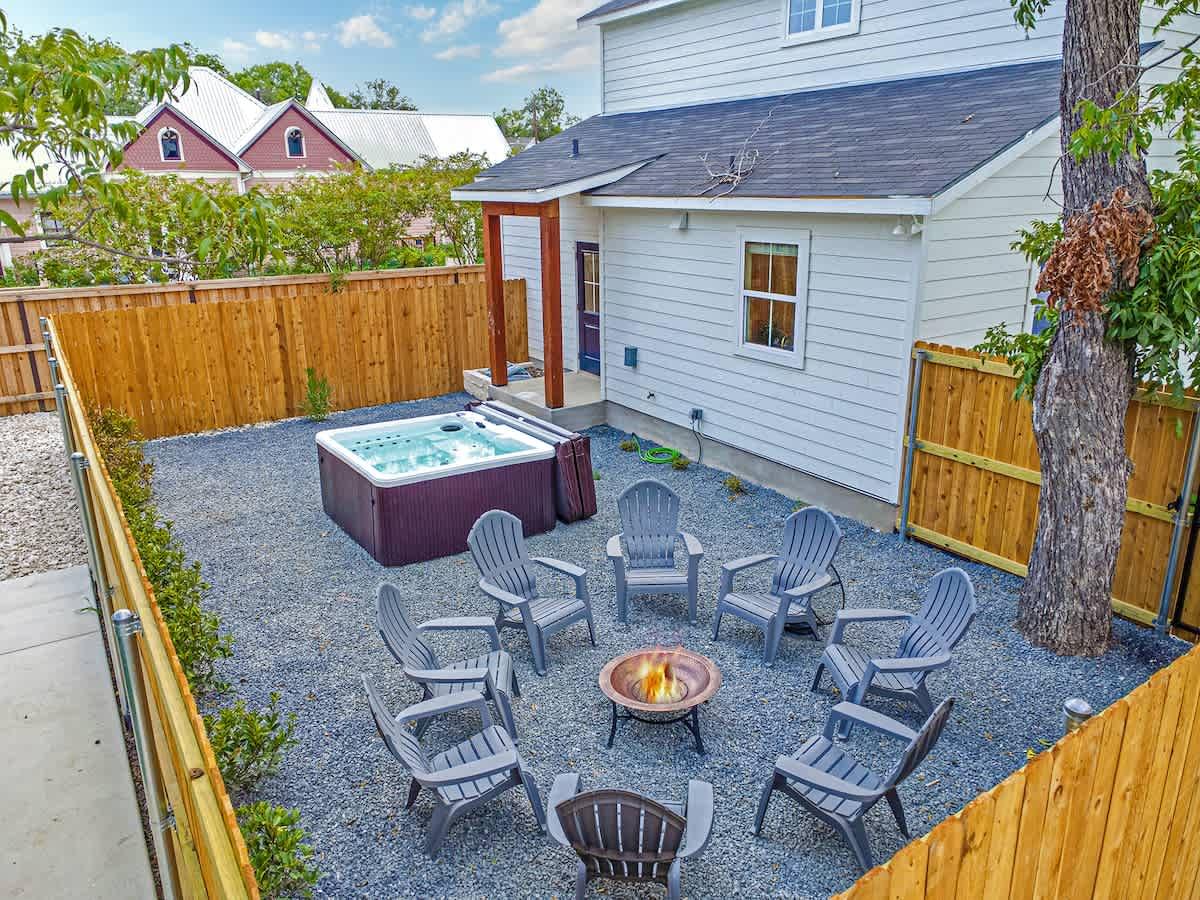 The Noir: Hot-tub + Firepit 3 Blks to Main Street!