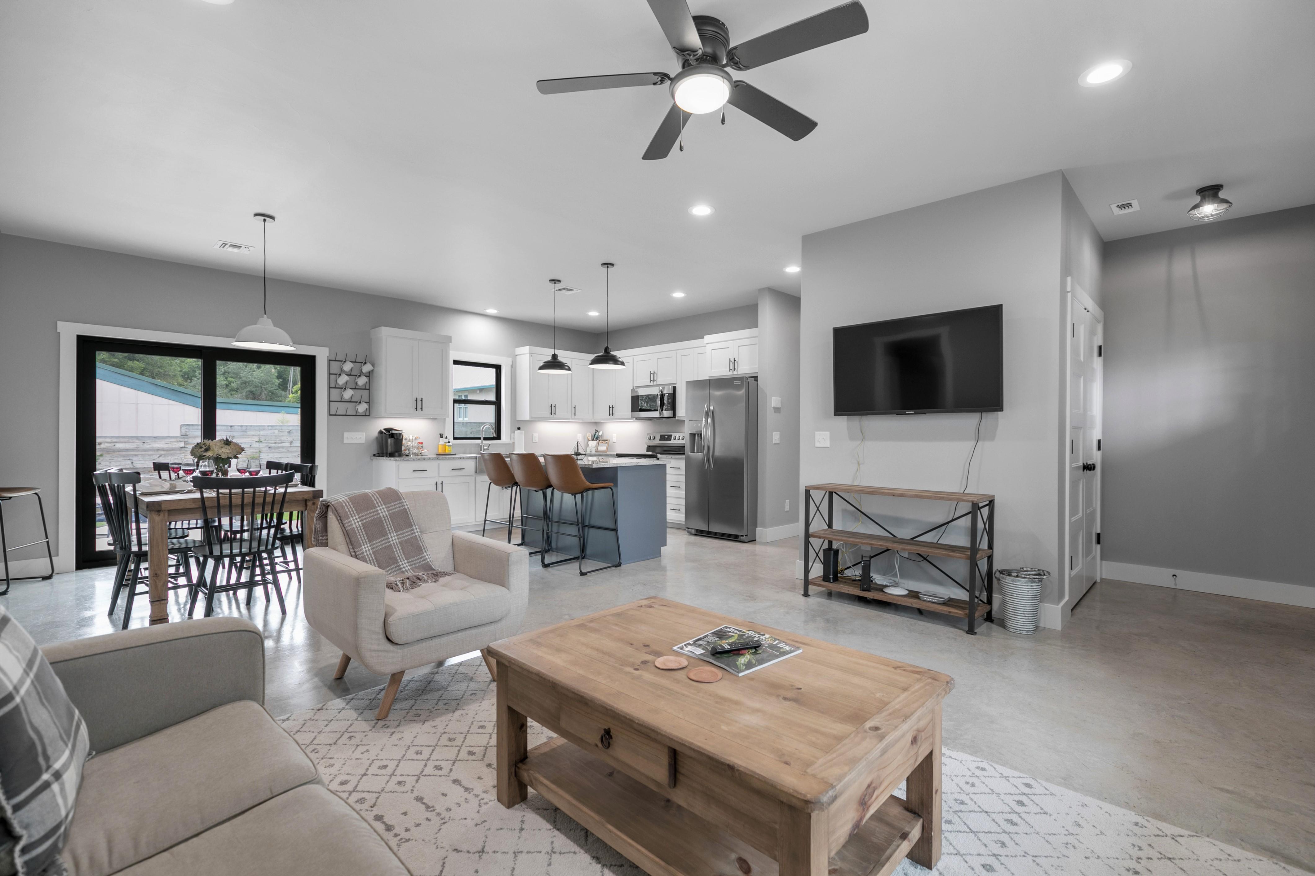 Luxury Home 3blck from Main St with FirePit