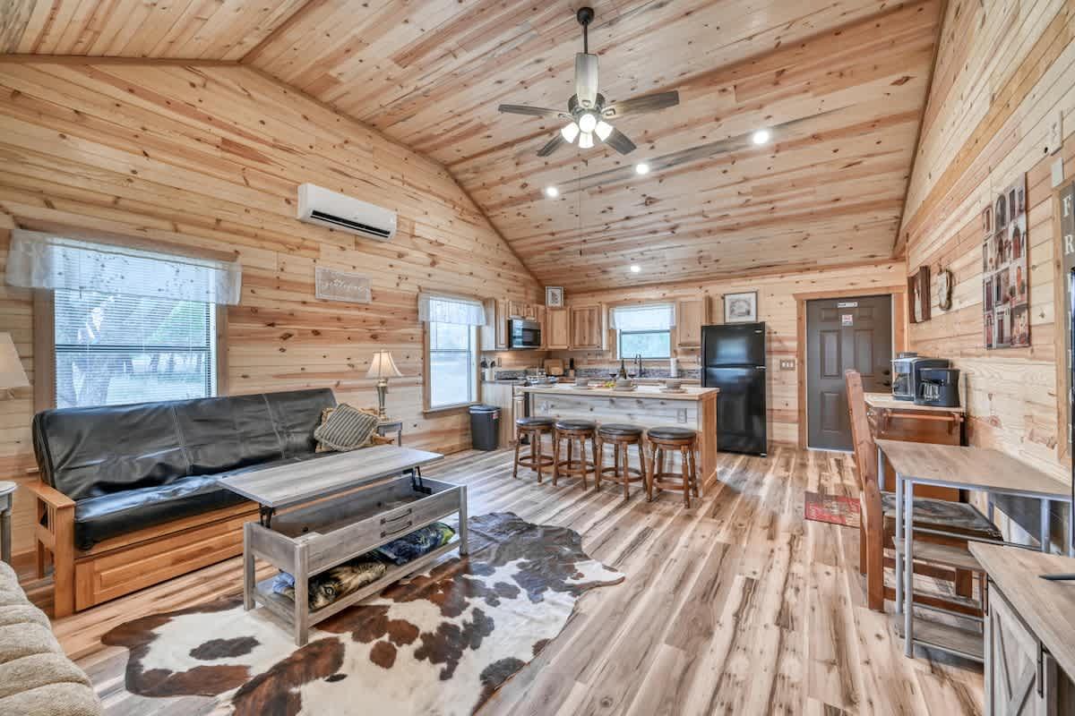 Rustic Cabin with Firepit and Grill - 10 mins to Main St