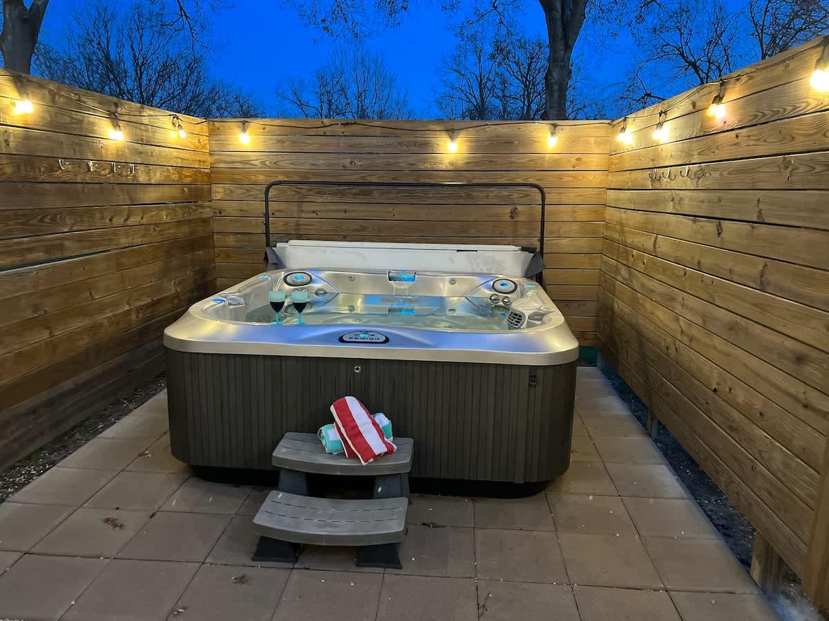 Stylish Home - Lrg Yard with games Grill & Hot Tub