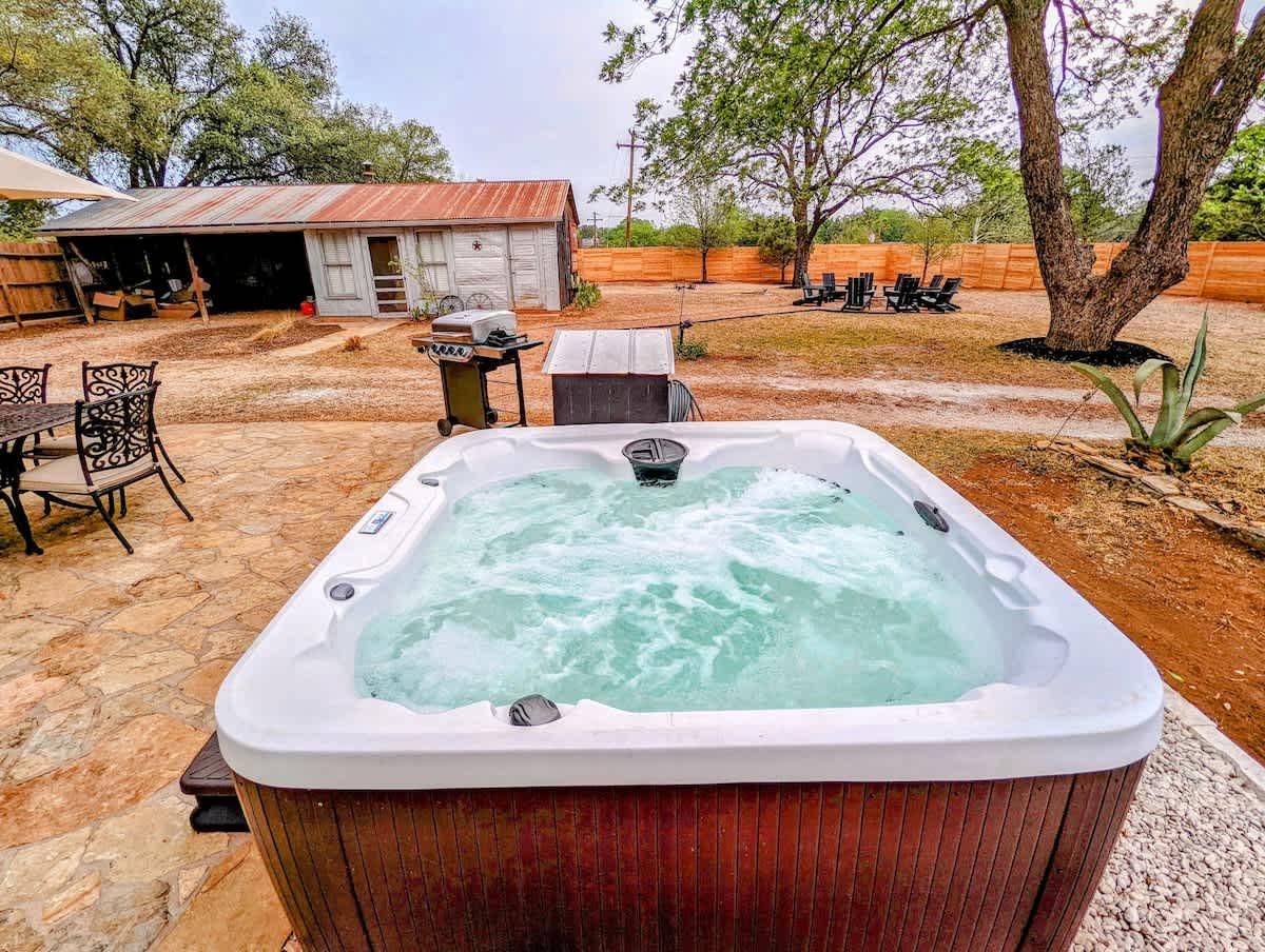 Brand New Private Pool and Hot-Tub Near Main!