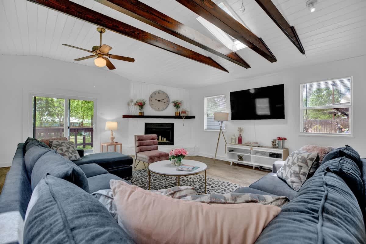 Willkommen to Pink Haus 1 Mile to Main Street!