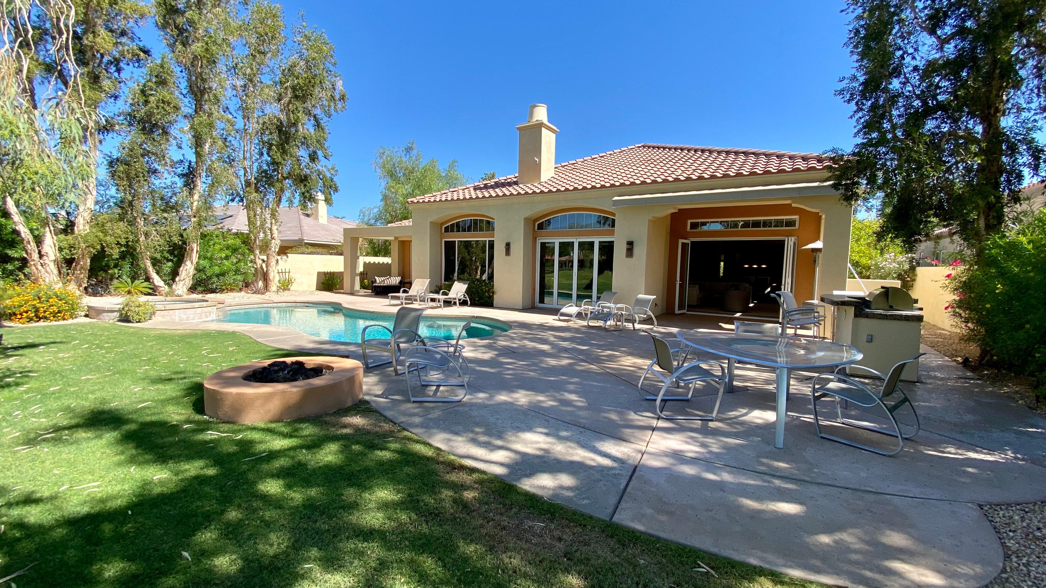 VILLA BELLA: Your Private Desert Resort awaits - Pool, Views, Guesthouse! 