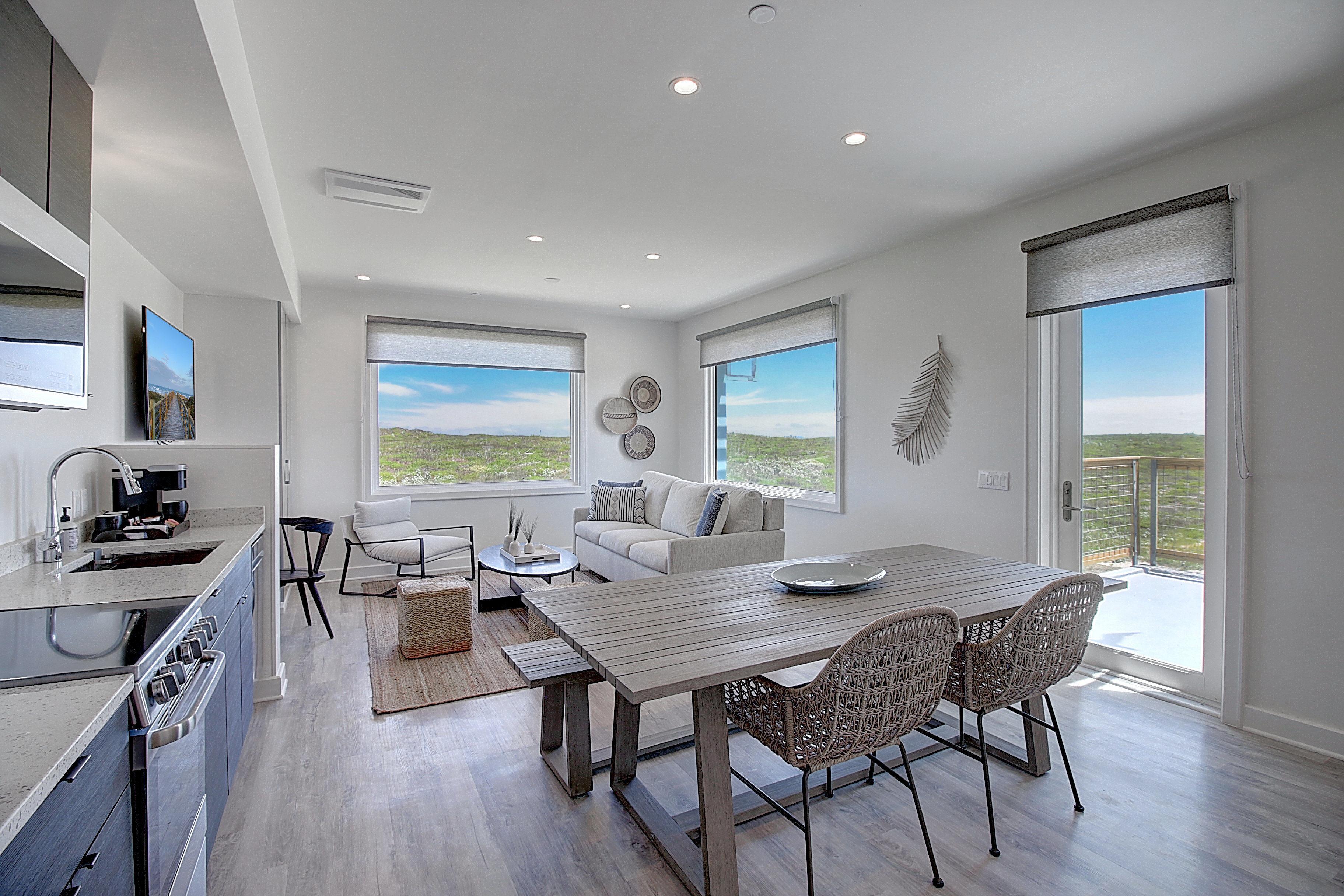 Lively Beach 2 Bed 3 Bath Deck