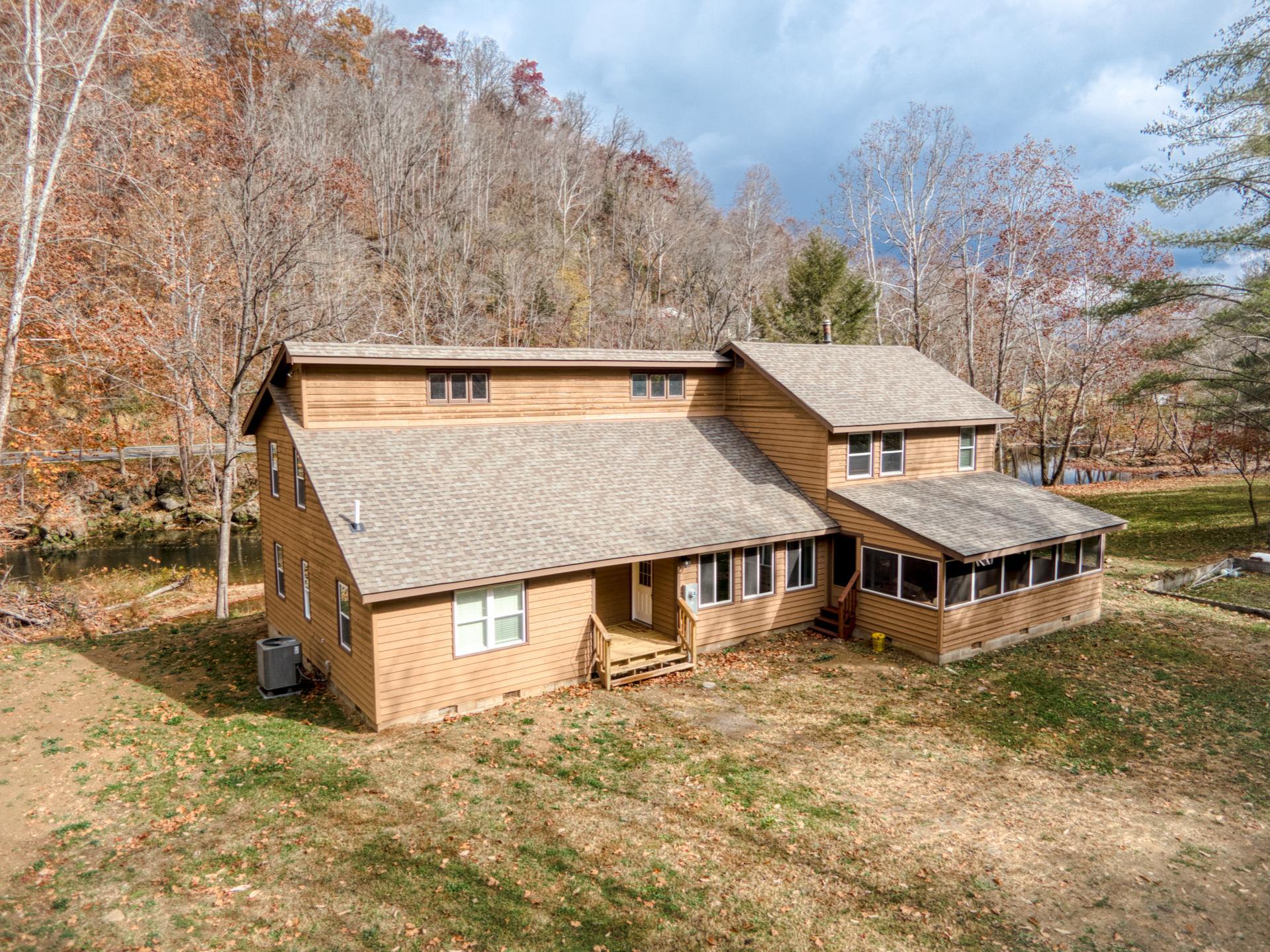 4BR Lodge on Wolf Creek – Fishing, Hiking, New River Fun & Hokie Weekends