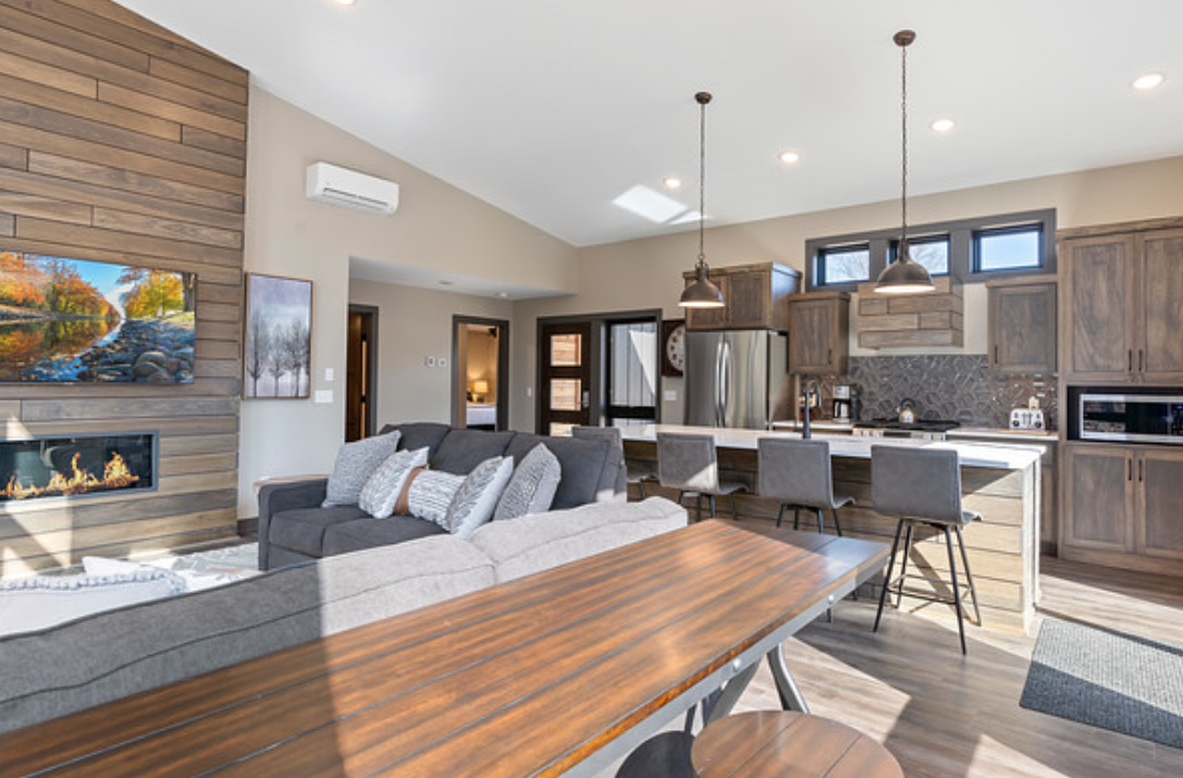 NEWLY BUILT Quarterdeck Resort 2 Bedroom Woodsmoke Cabin