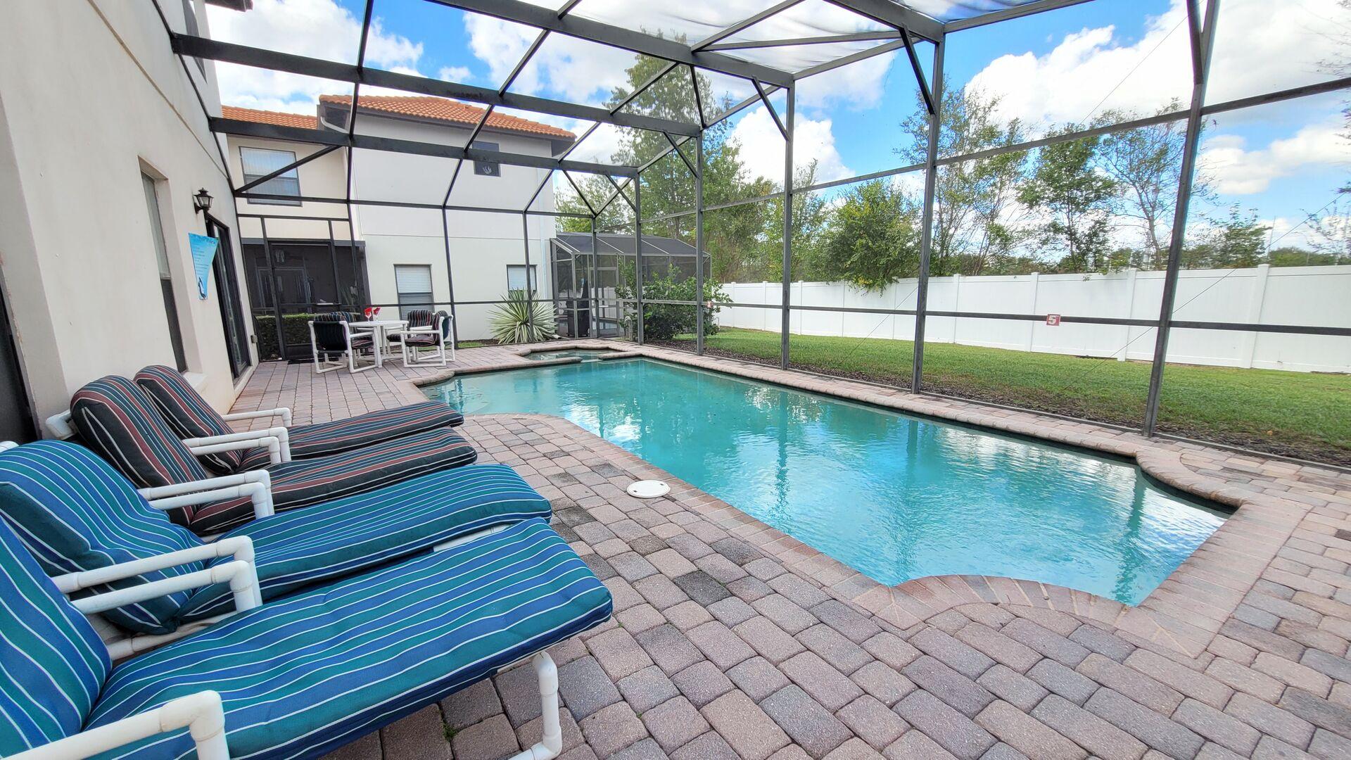 8 miles to Disney, 20 miles to Universal, private pool, spa, washer, dryer, games room, gated