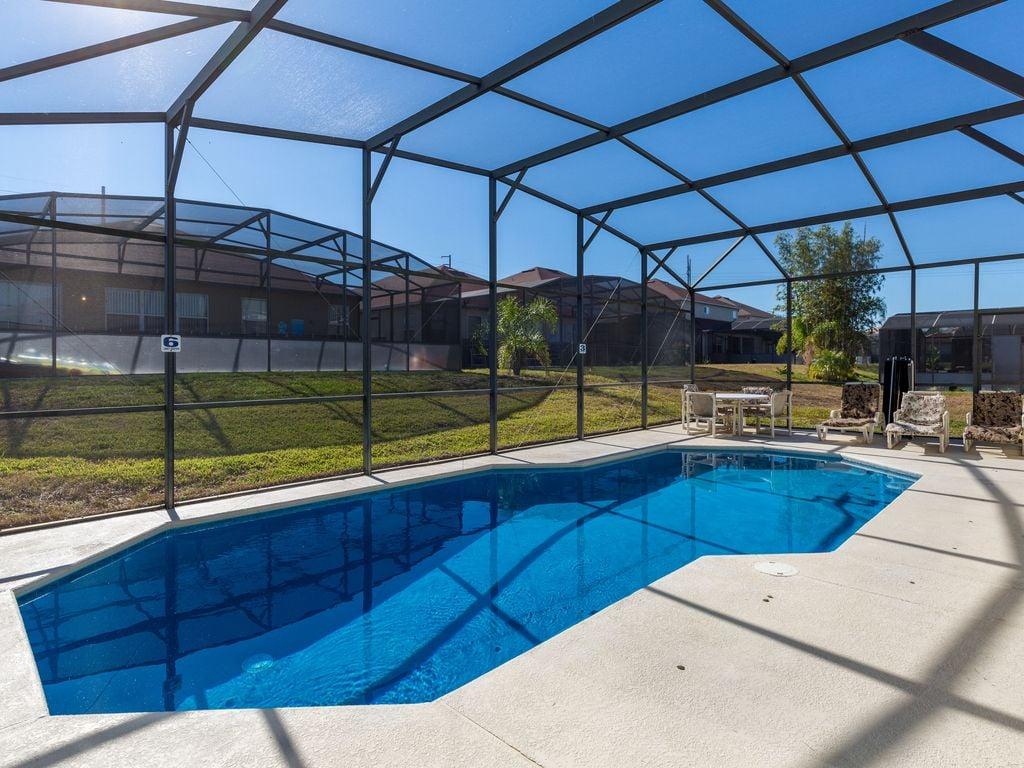 8 miles to Disney, 20 miles Universal, private pool, pool table, washer, dryer, cable, wifi, roku