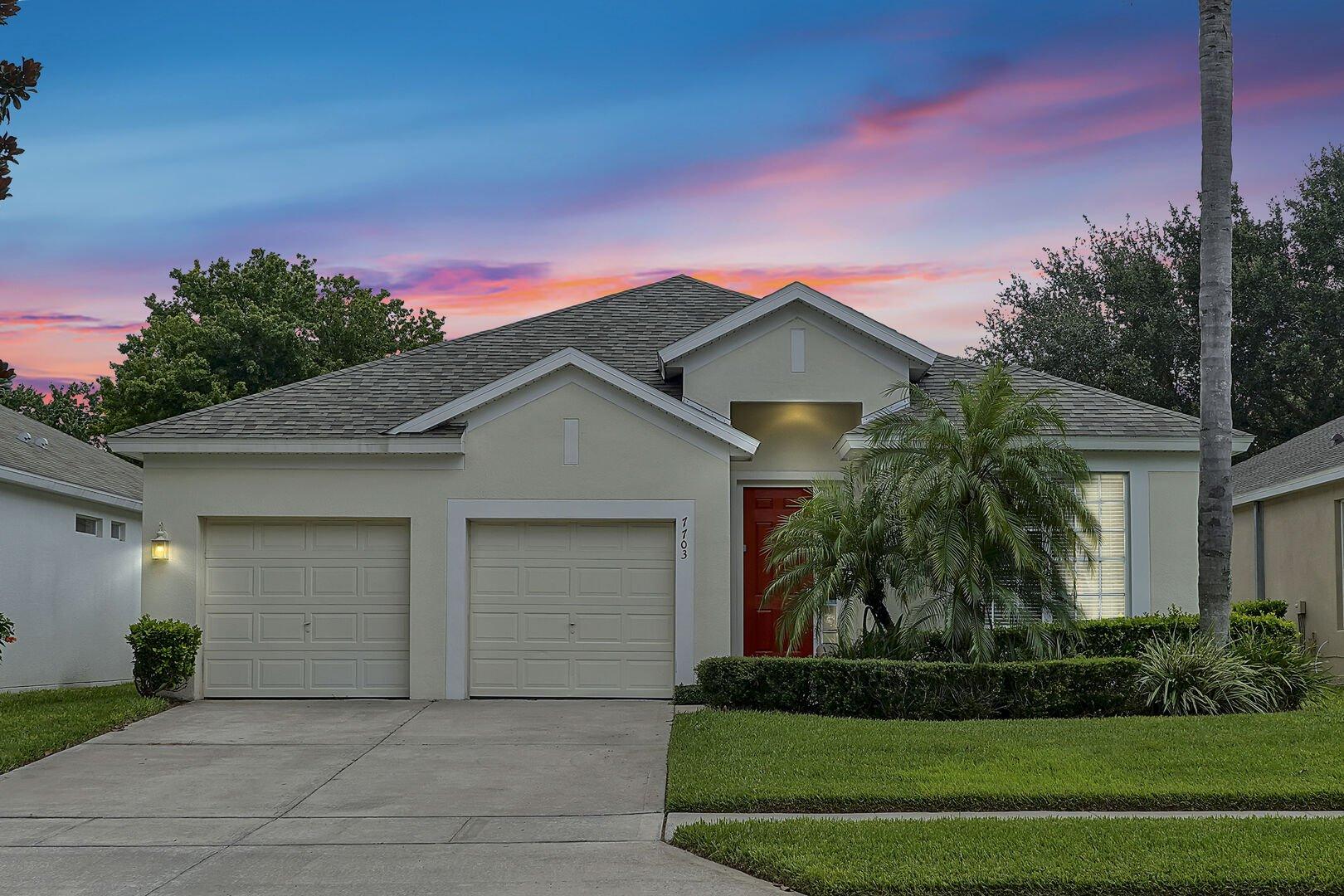 3 miles to Disney, water park, kids disney rooms, pool table, air hockey, private pool and spa