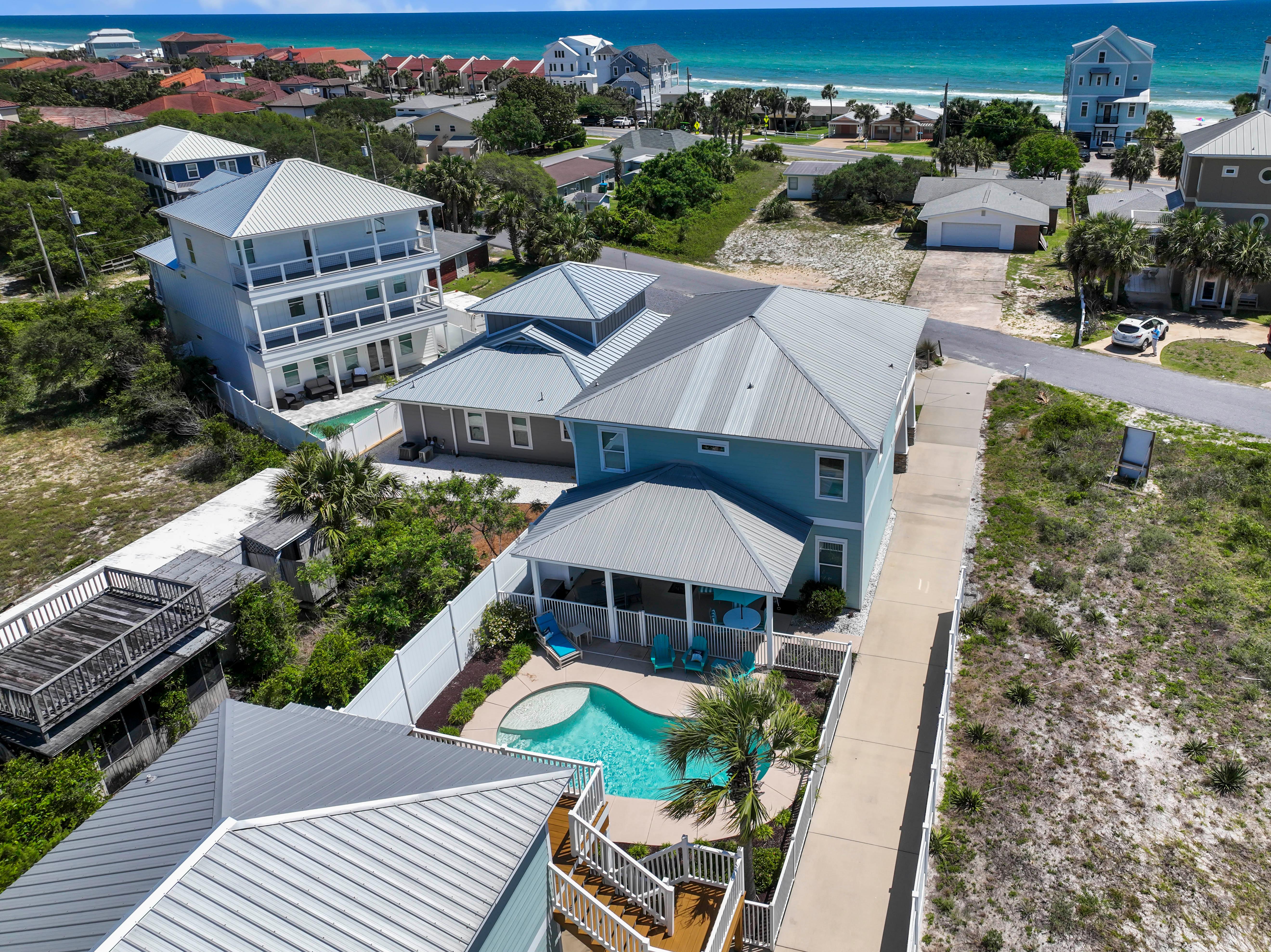 5 Bed, 5 Bath Beach Home/Only a 3 Minute Walk To The Beach! SLEEPS 12