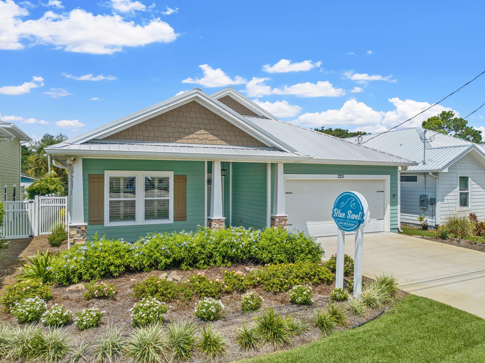 Charming Retreat, a Short Walk to Laguna Beach, with Room for 10!