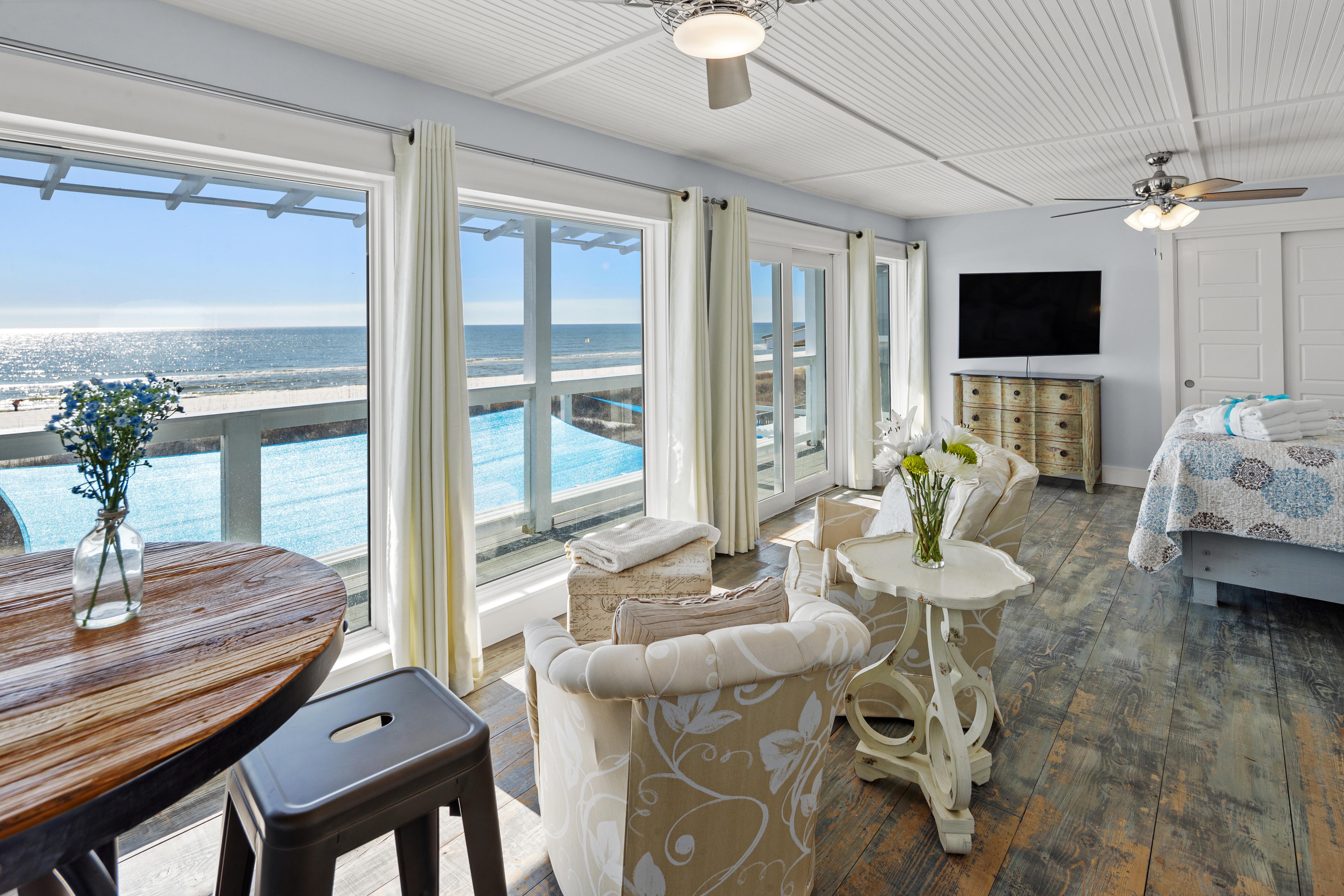 Luxury Gulf Front Property! Directly on the Beach! Sleeps 15!