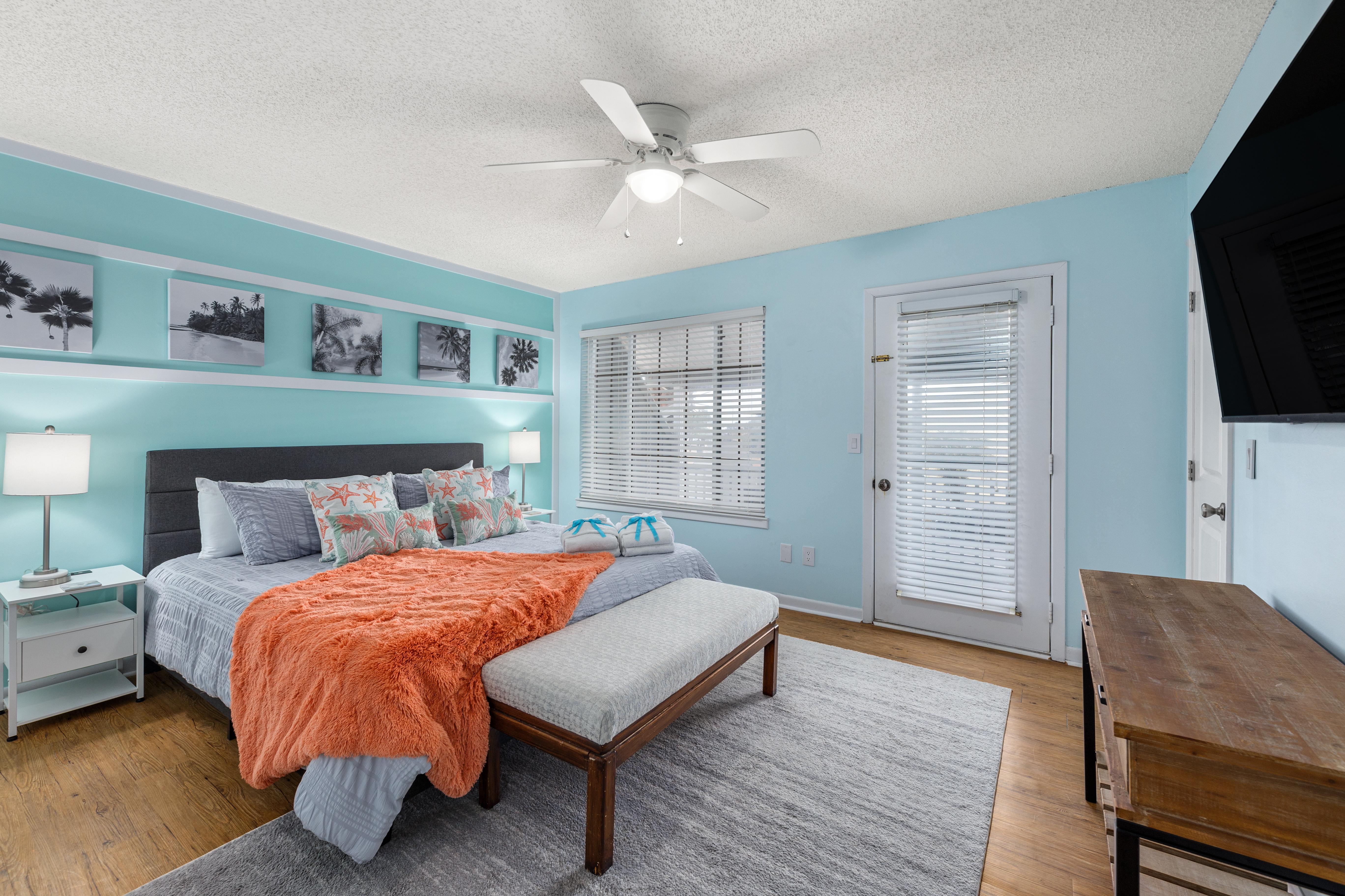 Short Walk to The Beach! Community Pool! Sleeps 6!