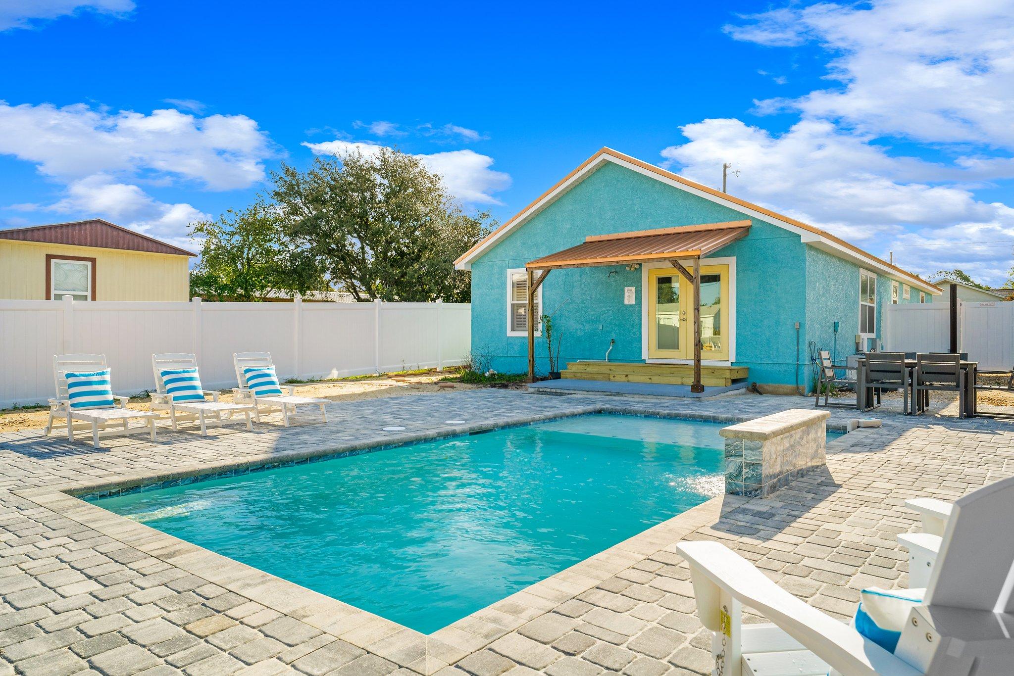 Sunshine House! 3BR 2BA Sleeps 9! Your perfect retreat for comfort and style.