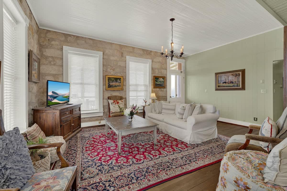 Fountain Suite-Stay Right on Historic Main Street in the Heart of Fredericksburg