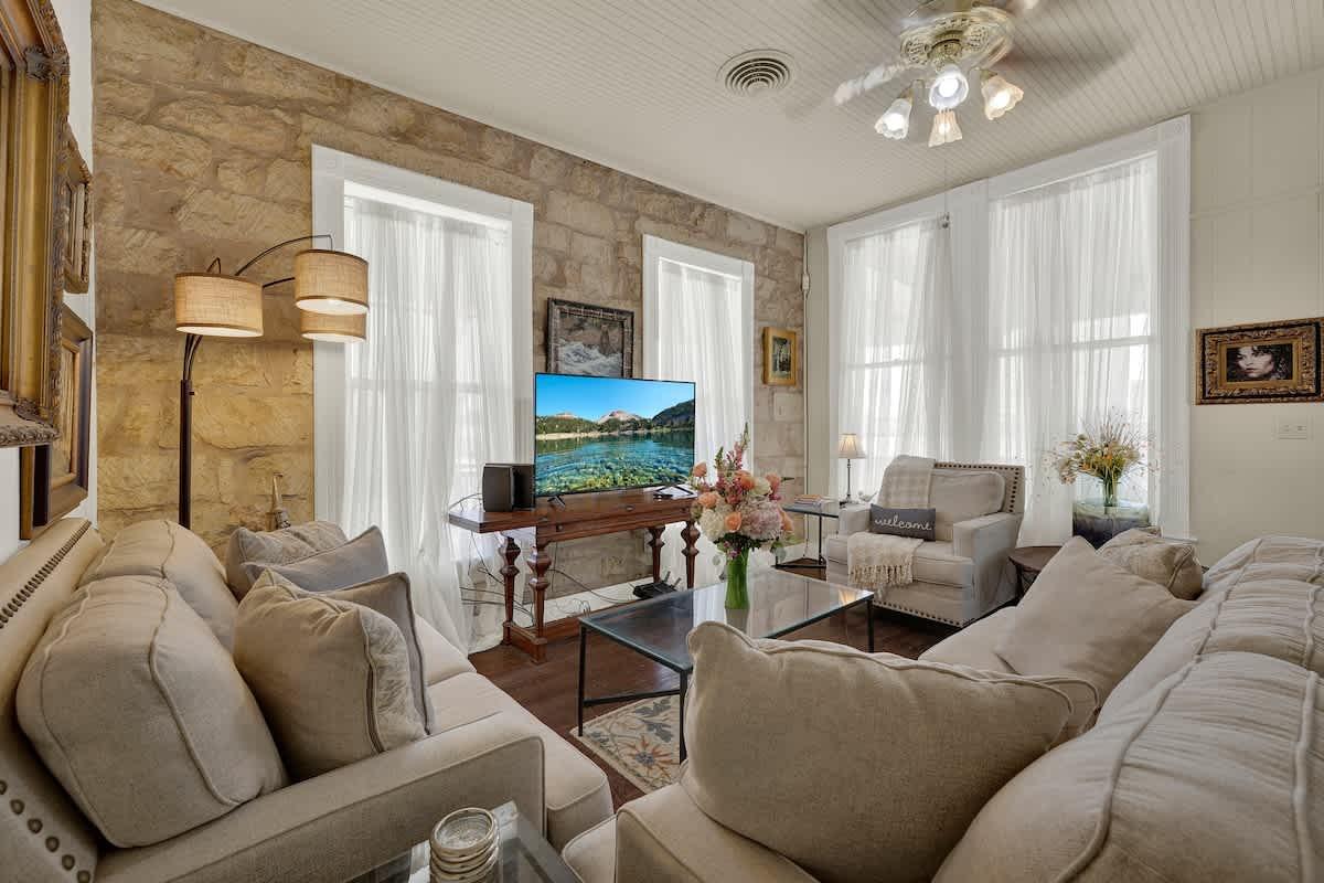 Charming Balcony Suite Overlooking Main Street-Walk to Everything!