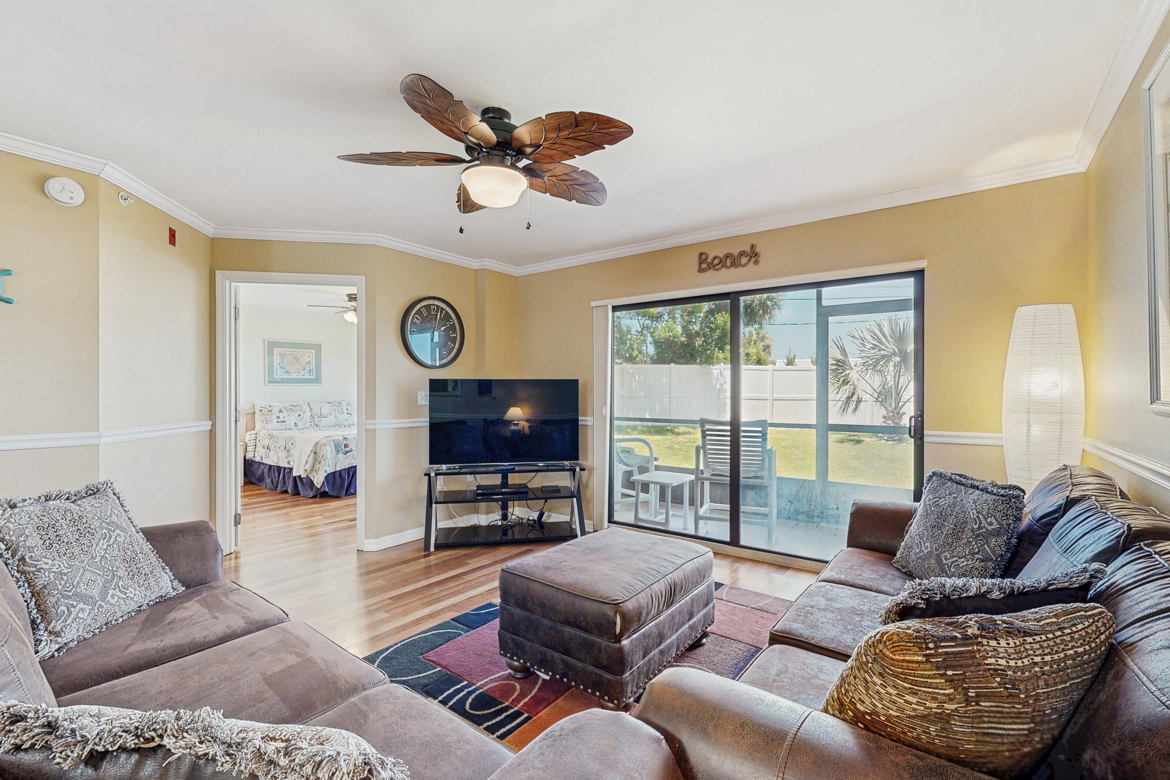 Waterfront condo with community pools & hot tub - walk to the beach