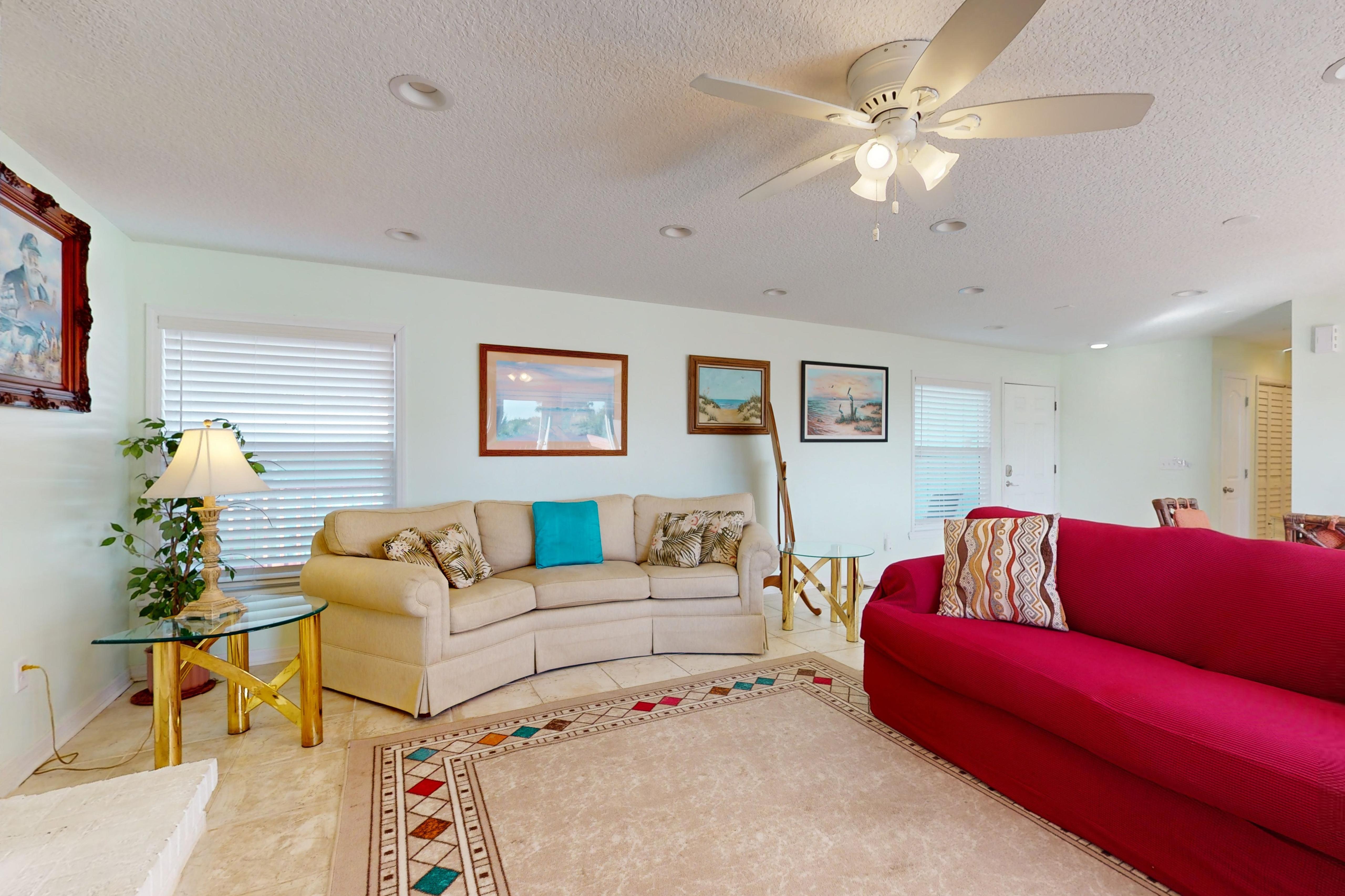 Ocean Paradise Bright home with spacious deck, beach access, central AC & WiFi