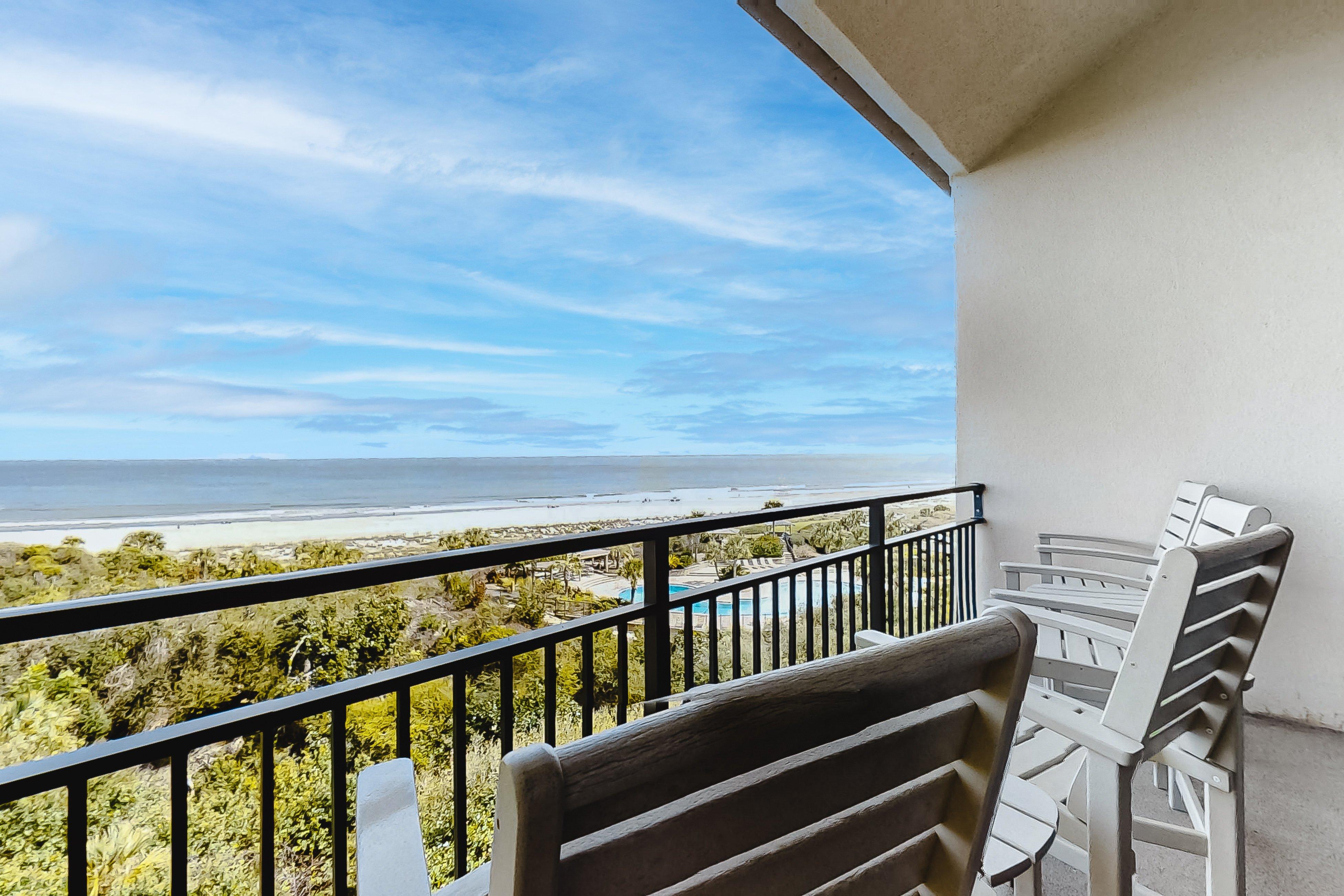 Oceanfront condo with balcony, water views, AC & outdoor pool