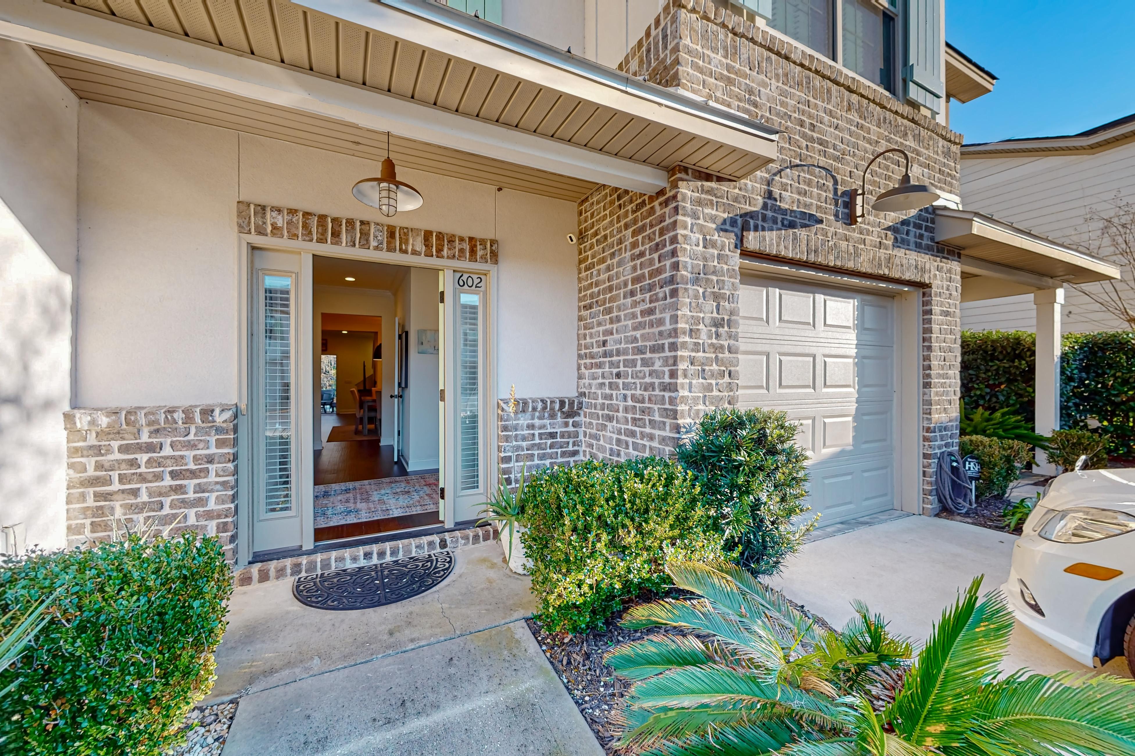 Cozy island townhouse w/screened porch, shared pool, & serene pond views