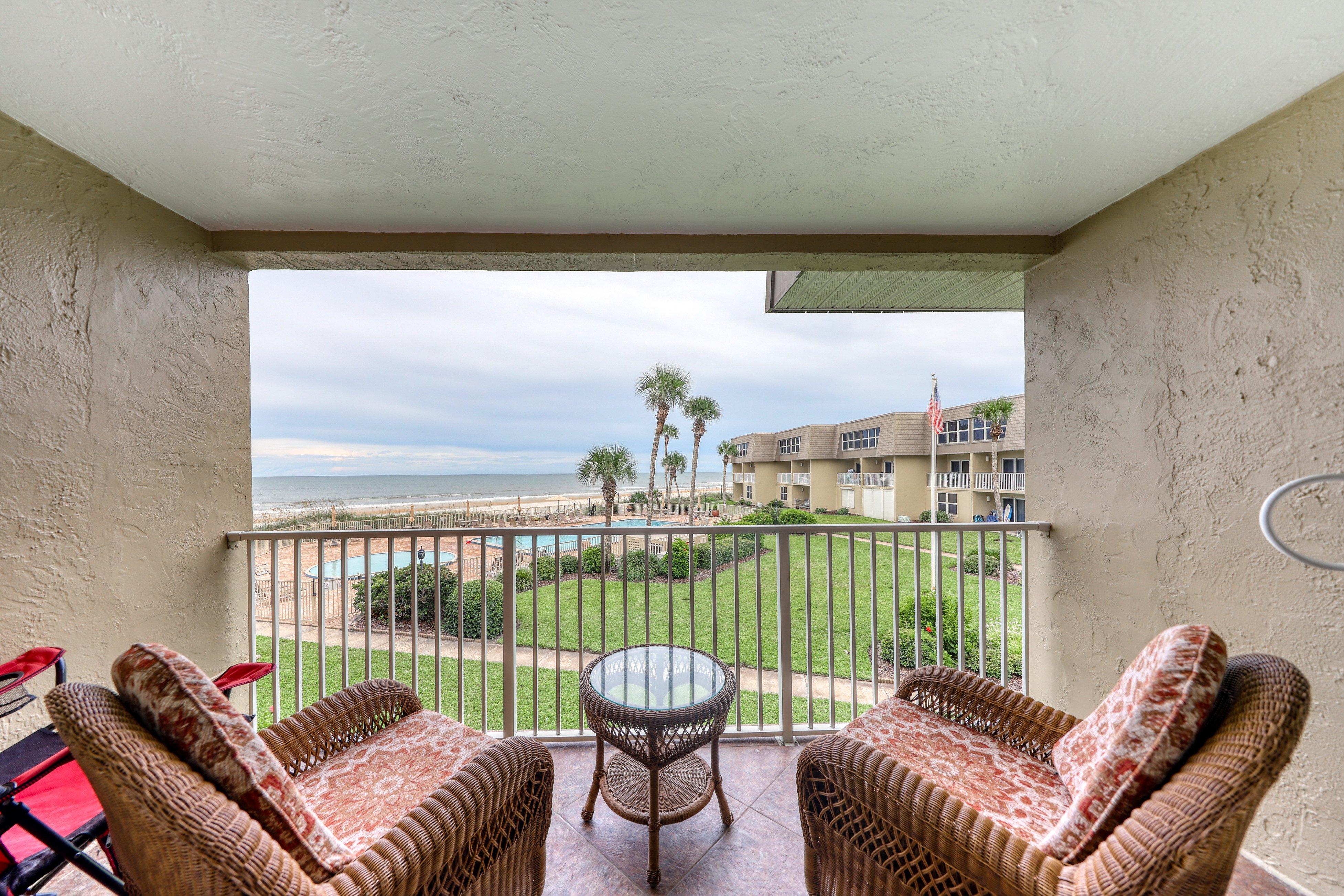 Ocean view condo w/ direct beach access & shared swimming pool/tennis