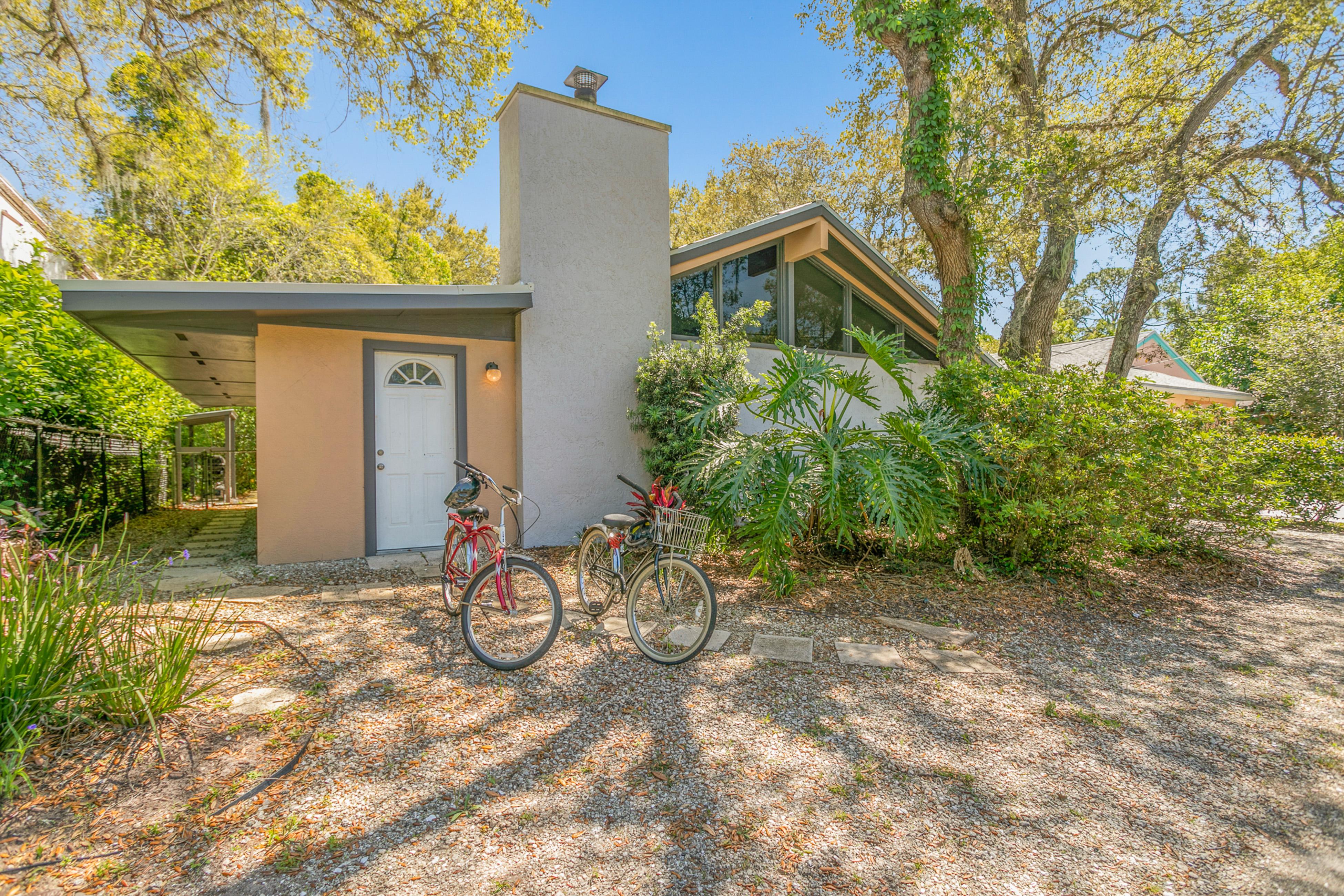 Dog-Friendly Home with High-Speed WiFi, Washer/Dryer, Central AC, & Adult Bikes