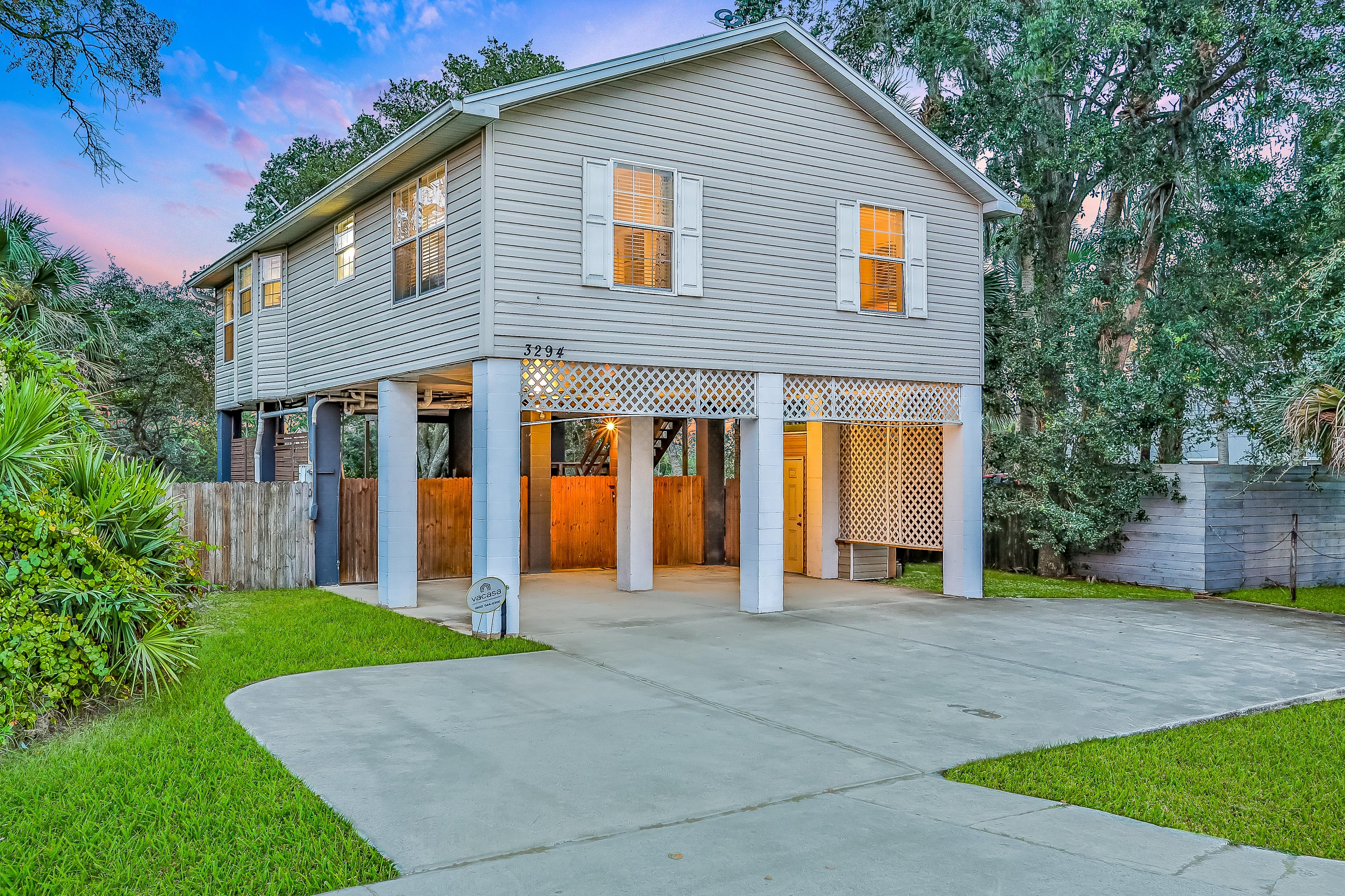 Home with enclosed yard, fire pit, WiFi, W/D, & AC - great location